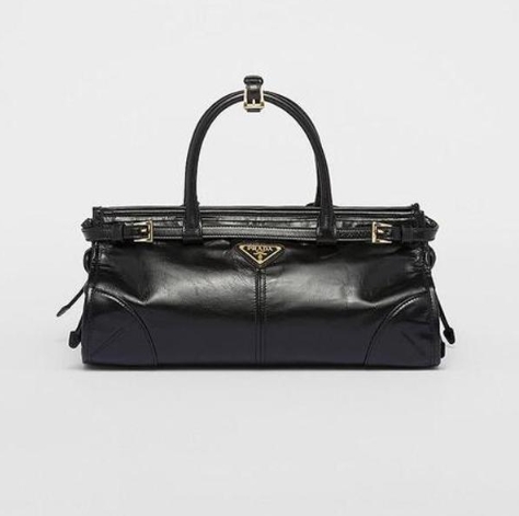 프라다 시그니처 미디엄 가죽 숄더백 블랙