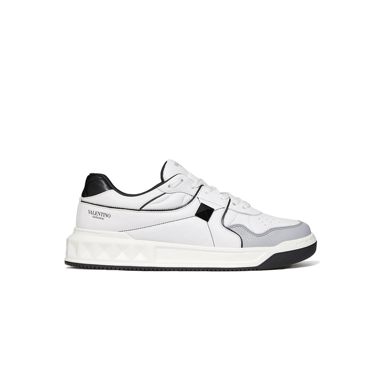 발렌티노 원스터드 로우탑 화이트/블랙 스니커즈