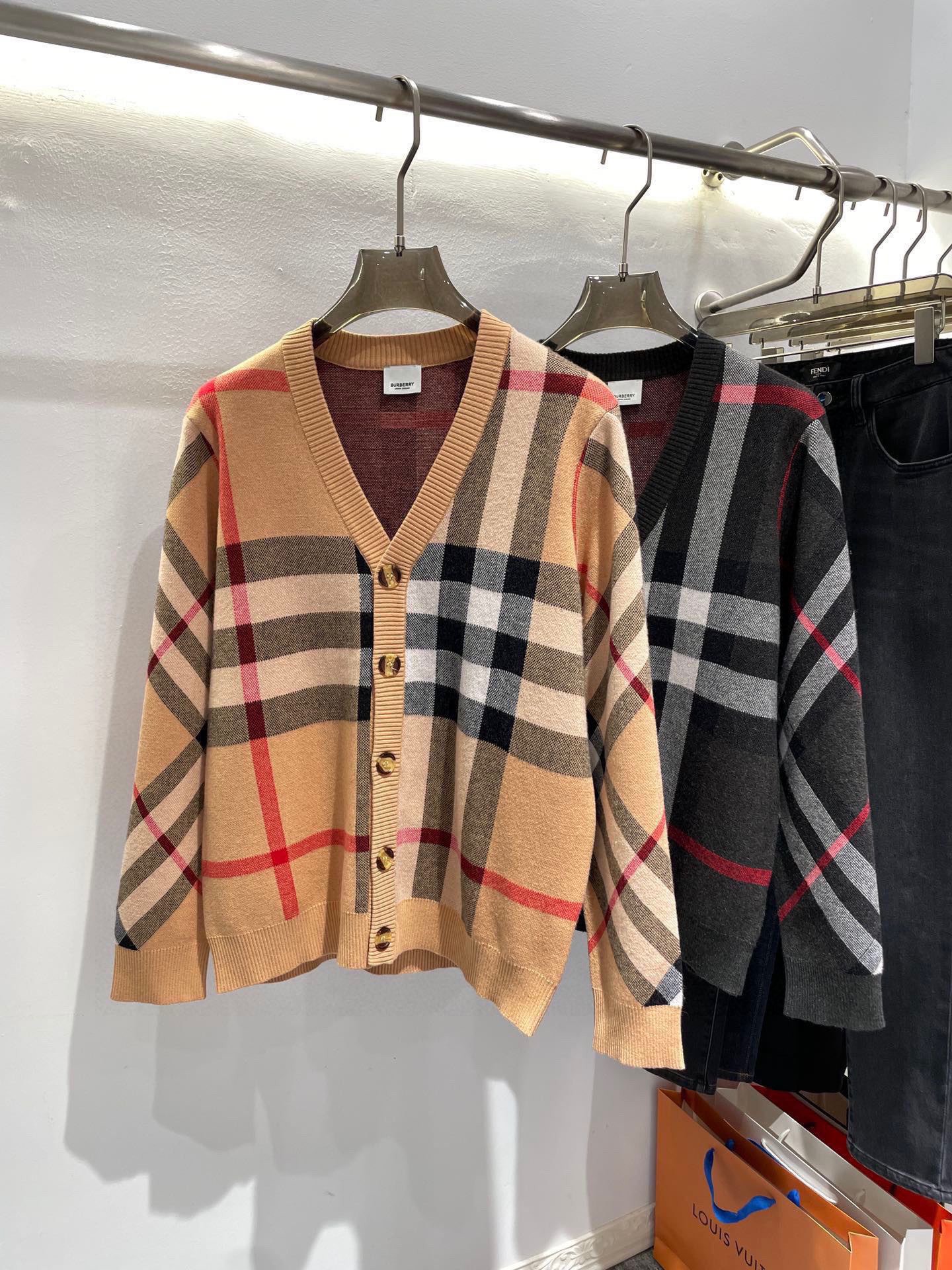 버버리 체크 울 블렌드 가디건