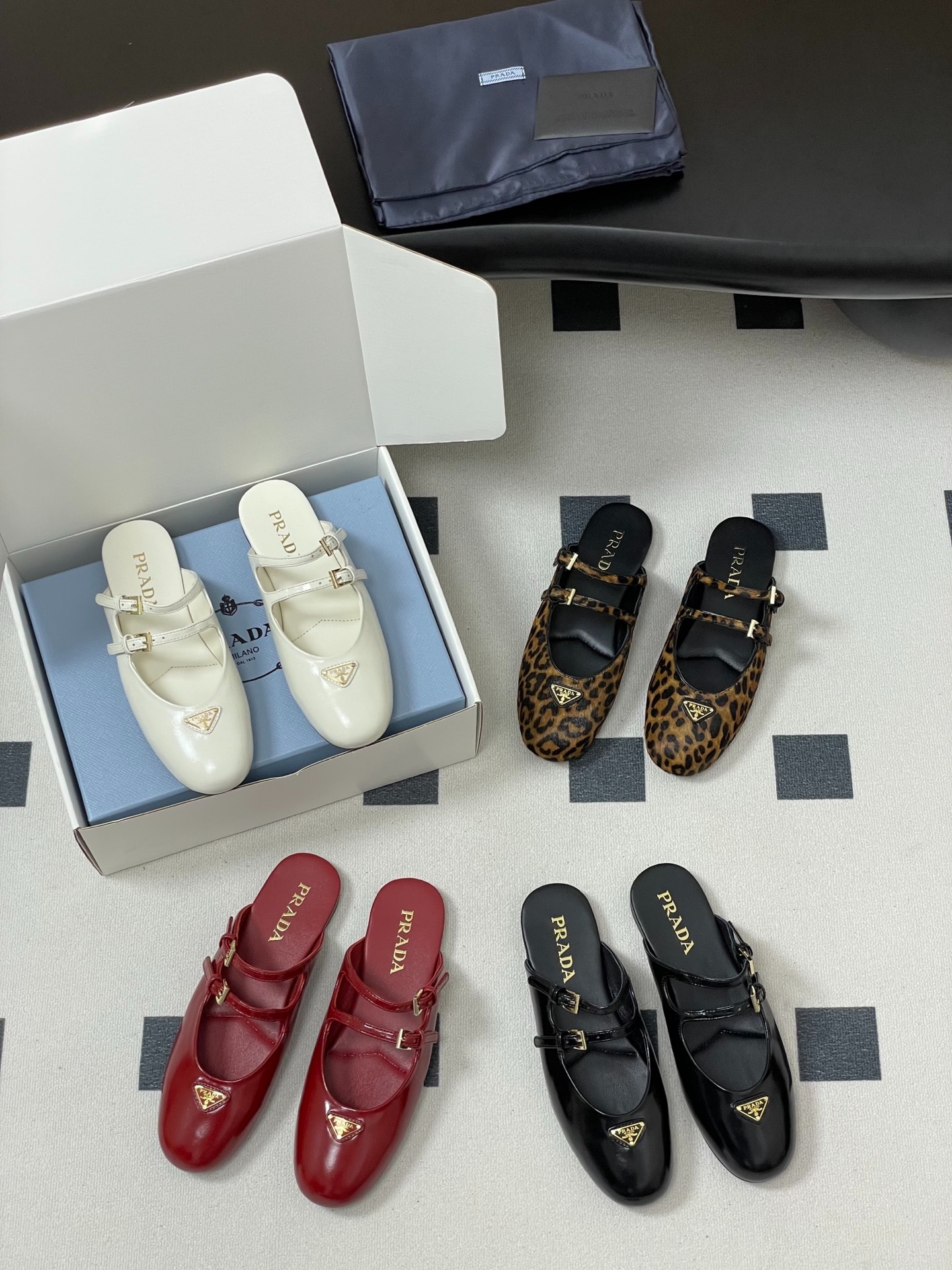 프라다 25S 신상 에나멜 메리제인 플랫