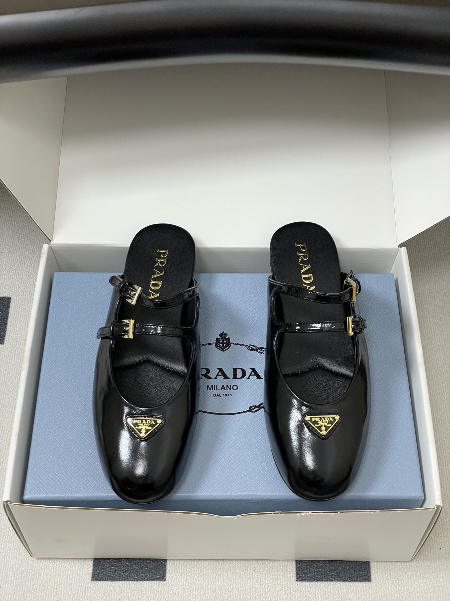 프라다 25S 신상 에나멜 메리제인 플랫