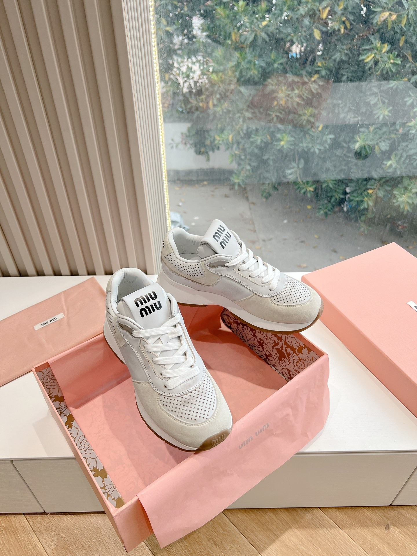 미우미우 스트랩 통굽 스니커즈