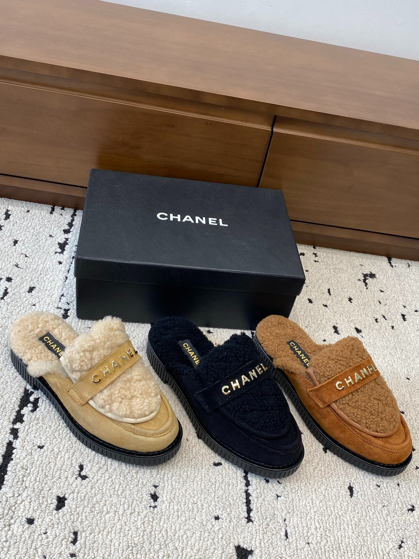 샤넬 25C 신상 플랫 털 슬리퍼