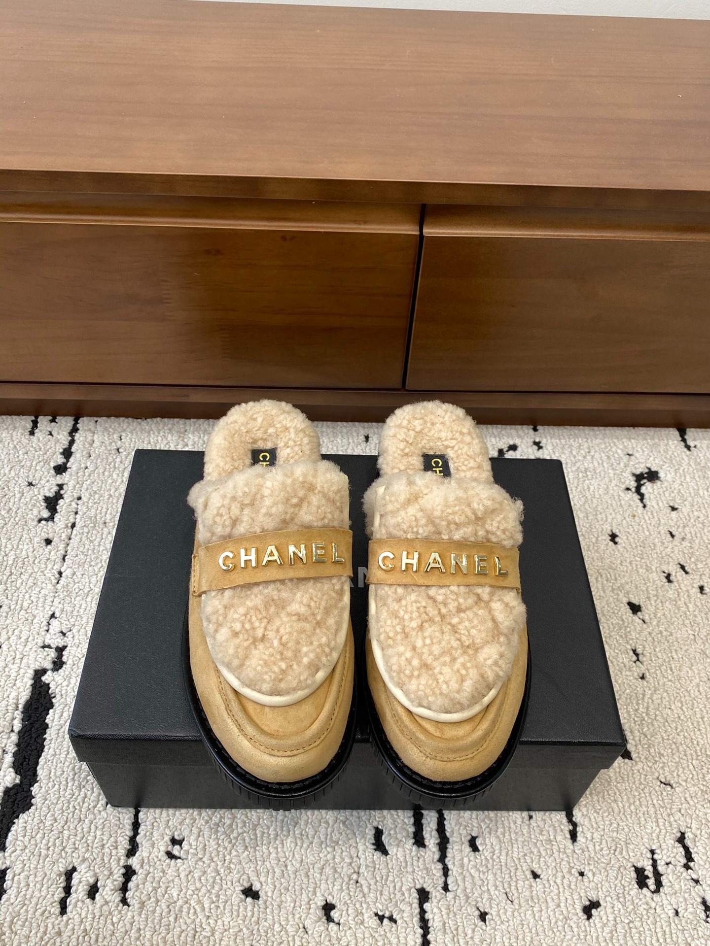 샤넬 25C 신상 플랫 털 슬리퍼