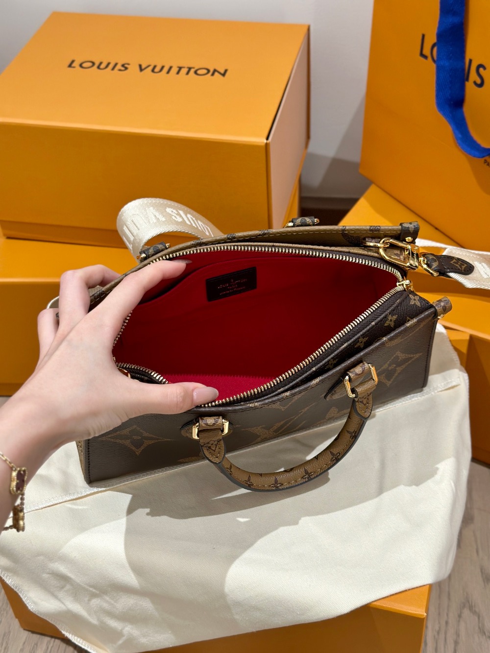 루이비* 온더고 이스트 웨스트 