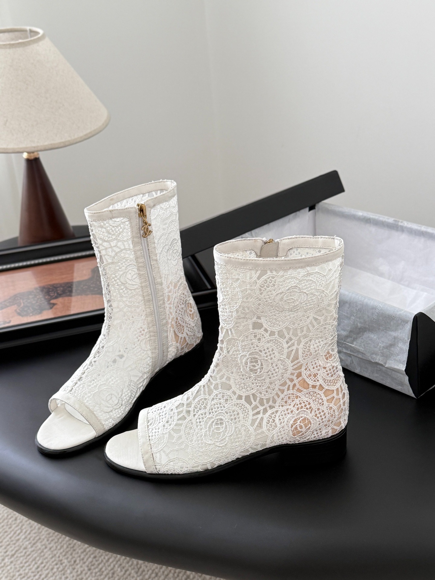 샤넬 25K 추동 신상 망사자수 앵클부츠