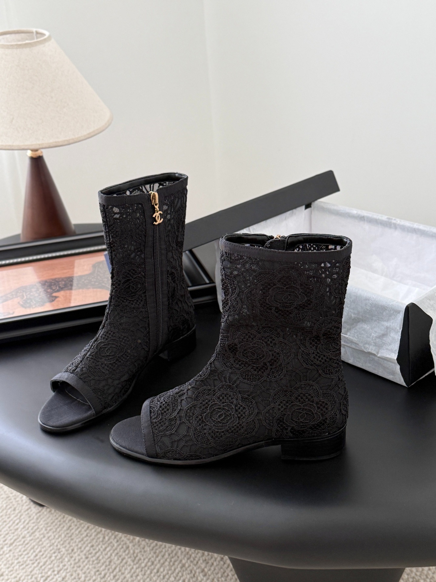 샤넬 25K 추동 신상 망사자수 앵클부츠