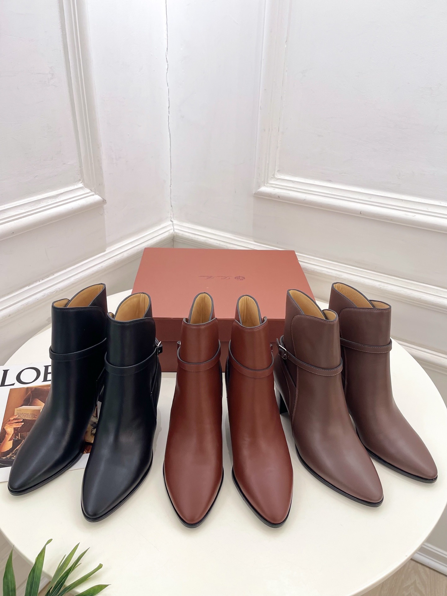 프라다 25 신상 심플 스트랩 앵클부츠