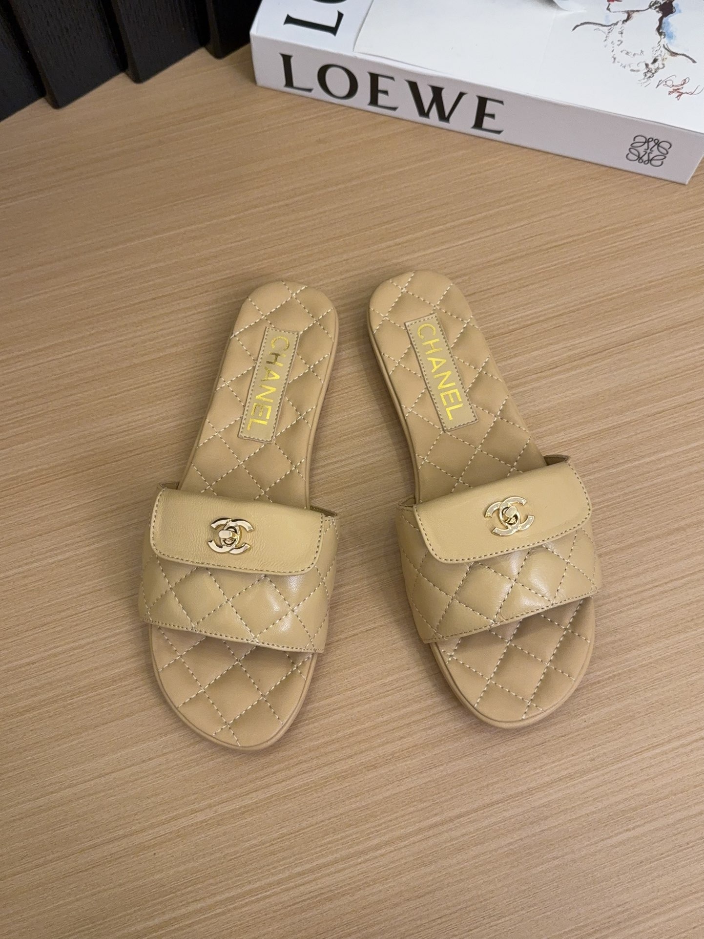 샤넬 25 신상 고퀄리티 플랫 퀼팅 슬리퍼