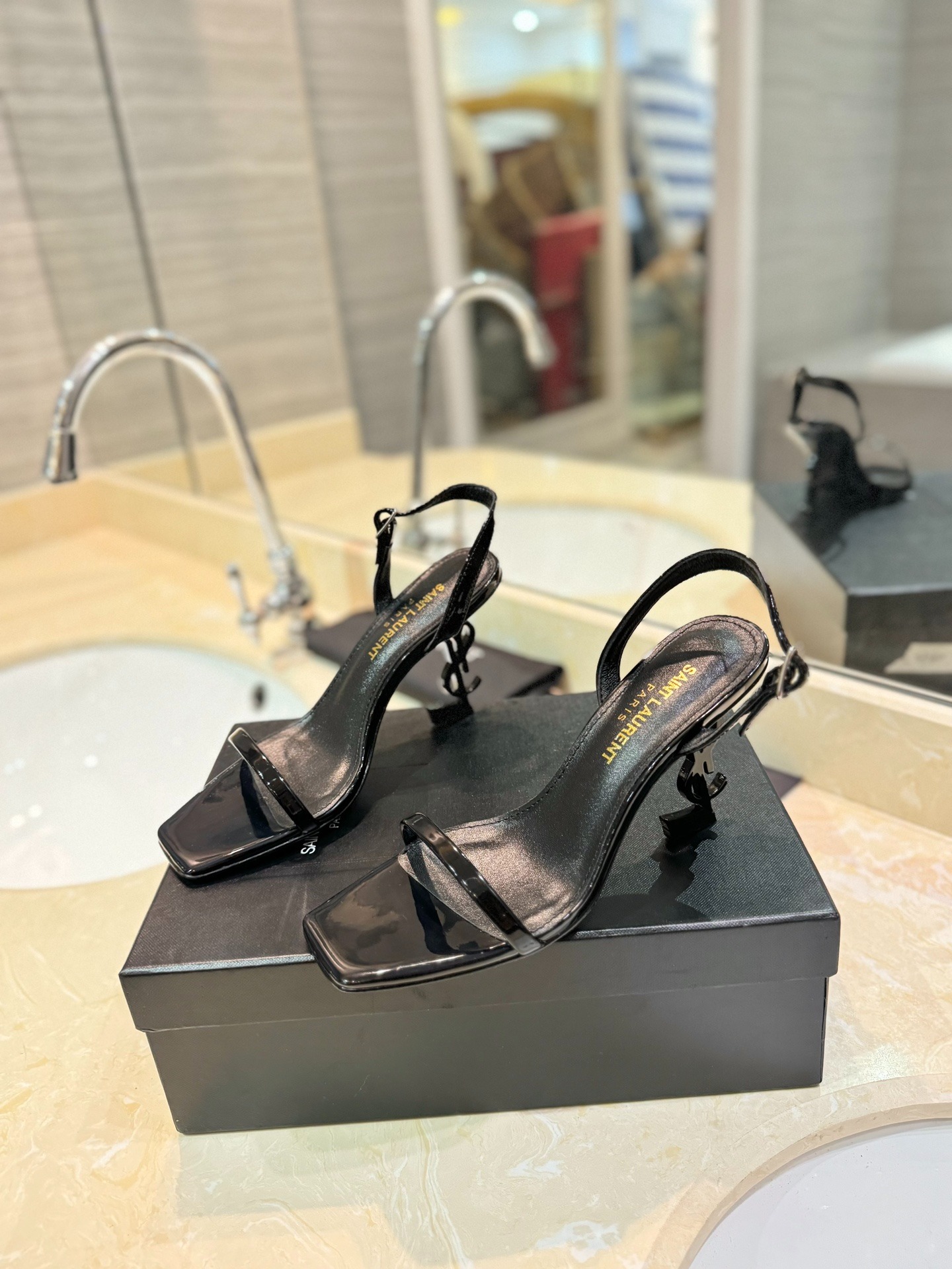 입생로랑 레터링 메탈 버클힐