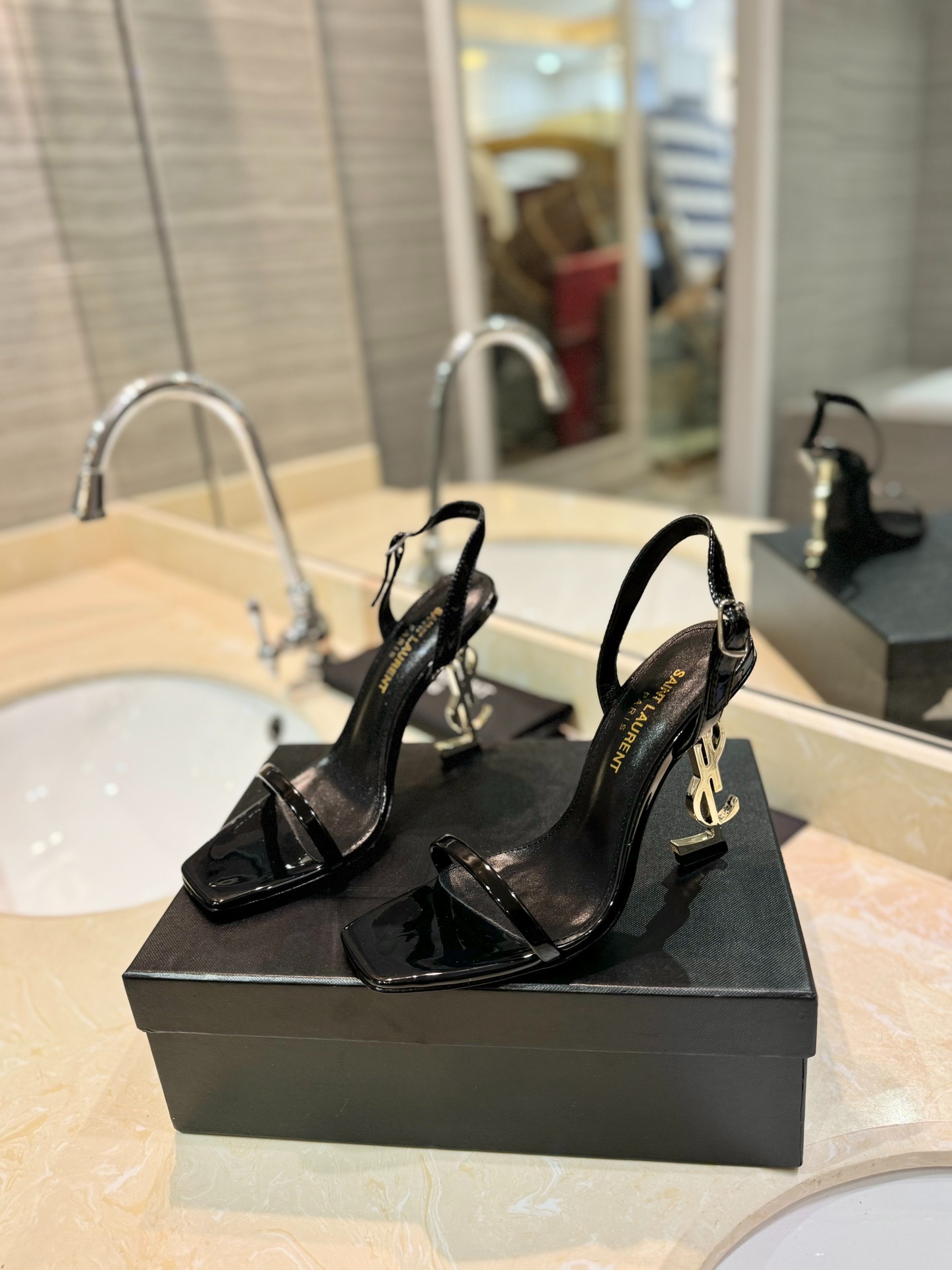 입생로랑 레터링 메탈 버클힐