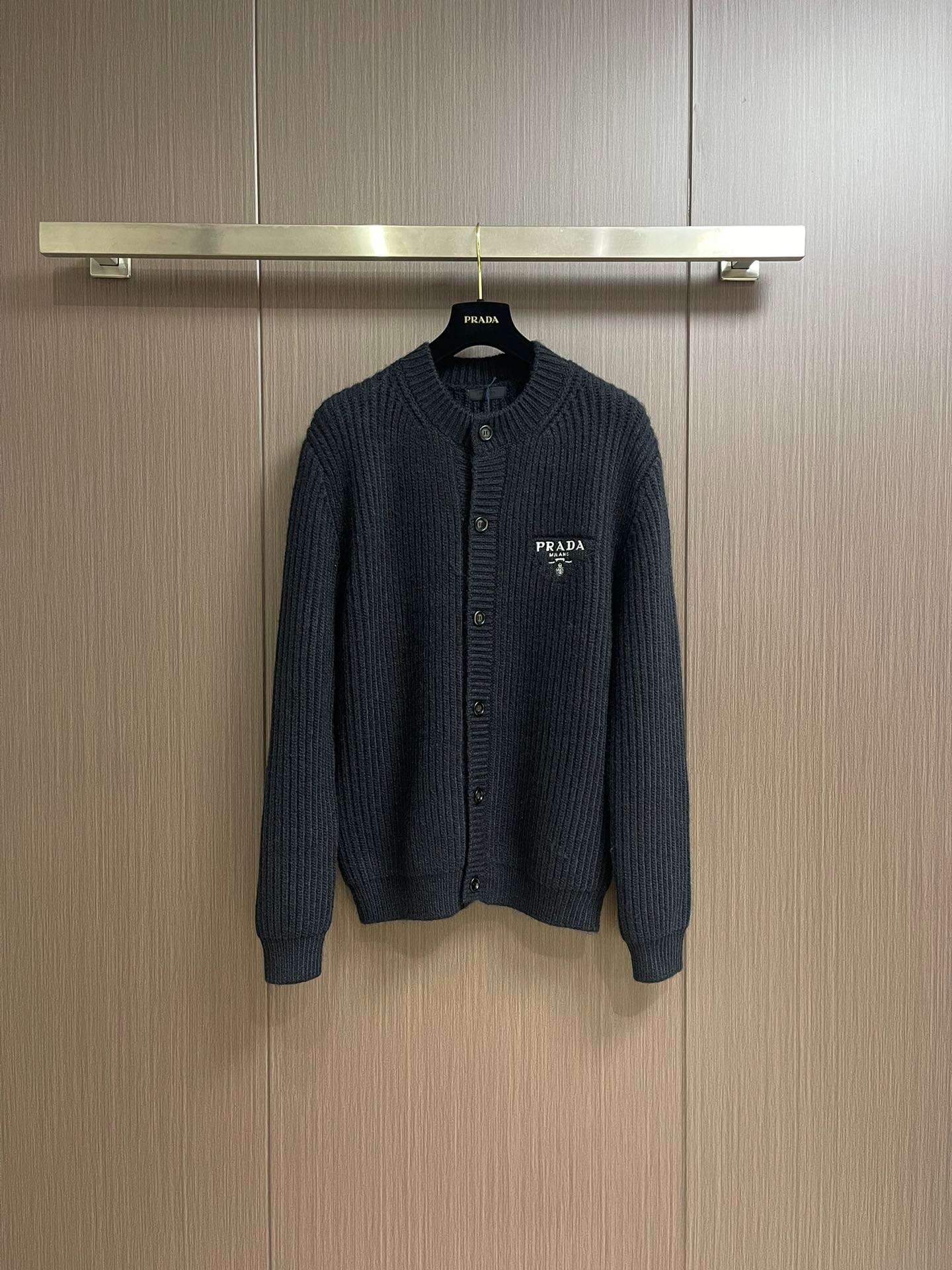 프라다 가 신상 털가디건 스웨터