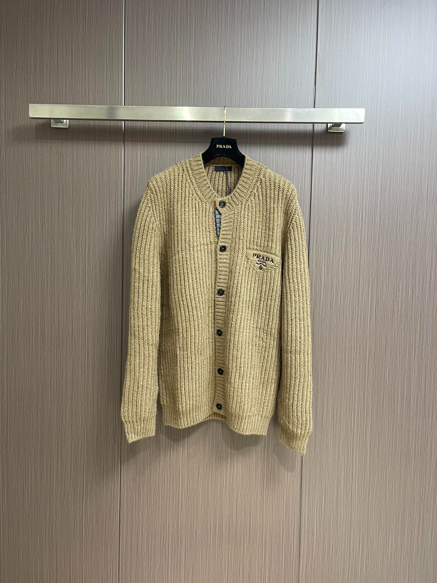 프라다 가 신상 털가디건 스웨터