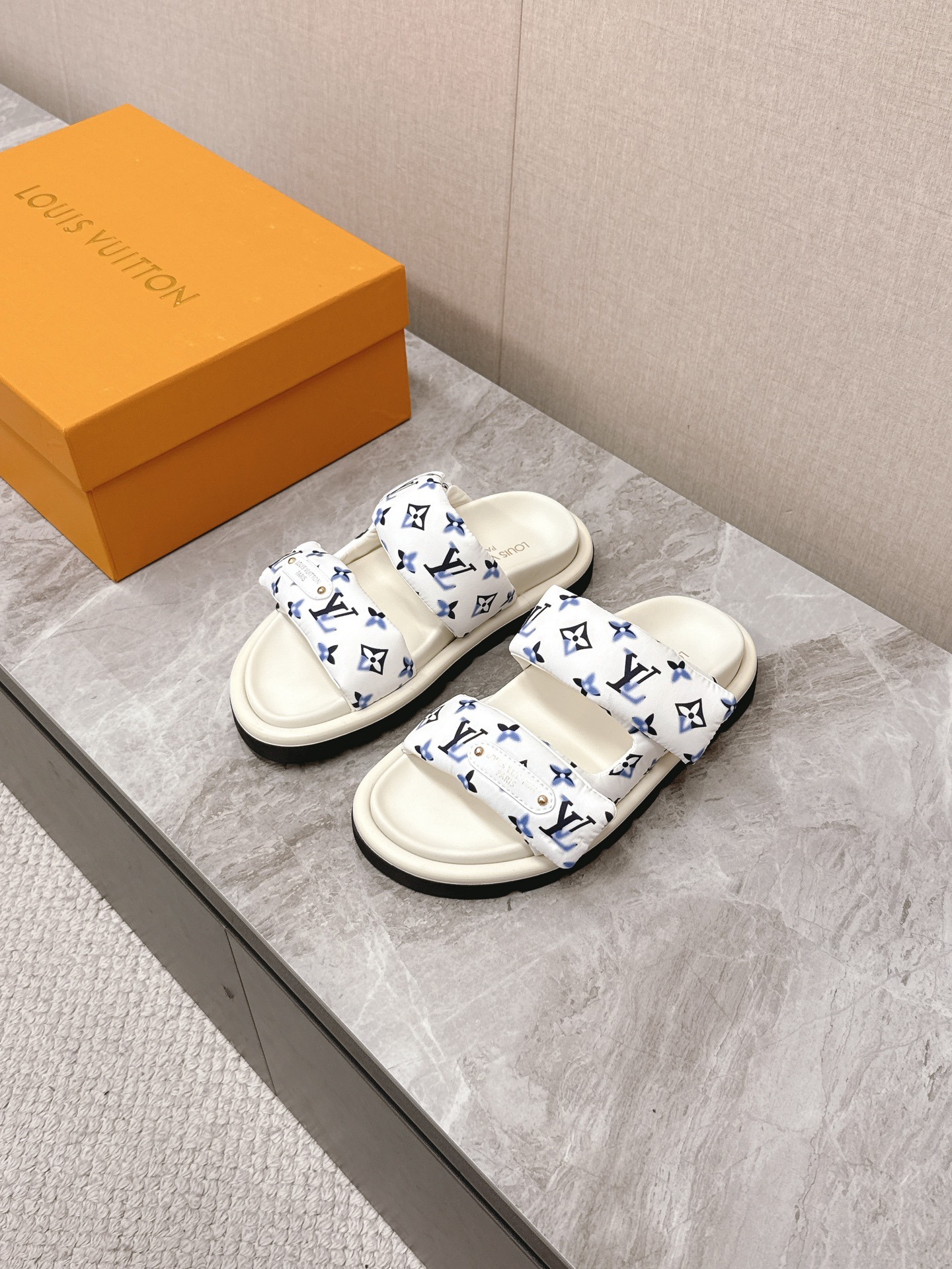 루이비통 신상 패딩 슬리퍼