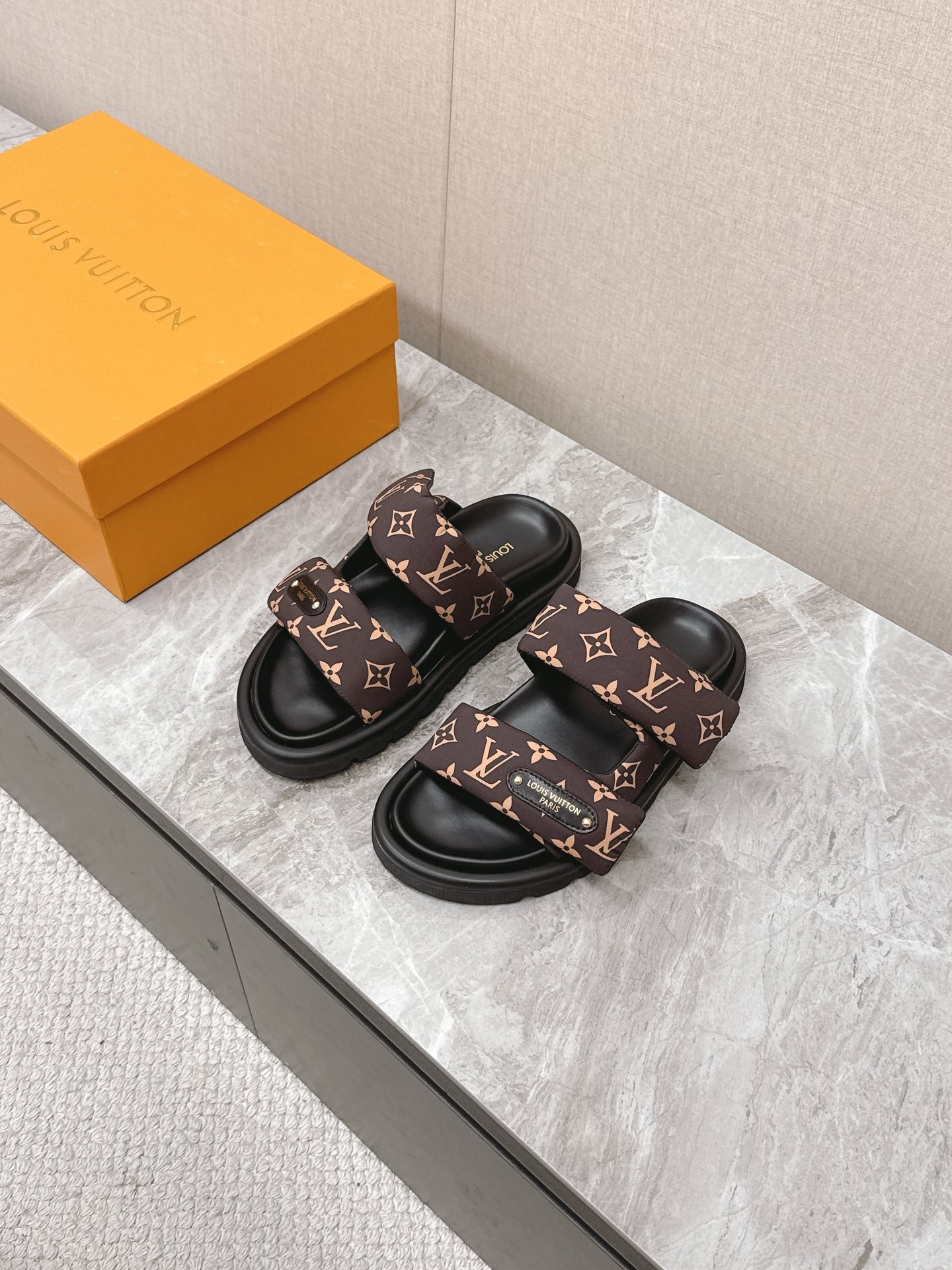 루이비통 신상 패딩 슬리퍼