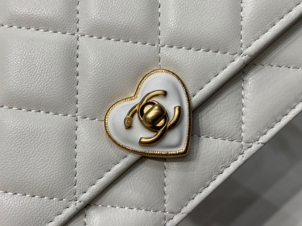 샤넬 하트 턴락 WOC 체인 월렛 램스킨 크로스백 AP3285 