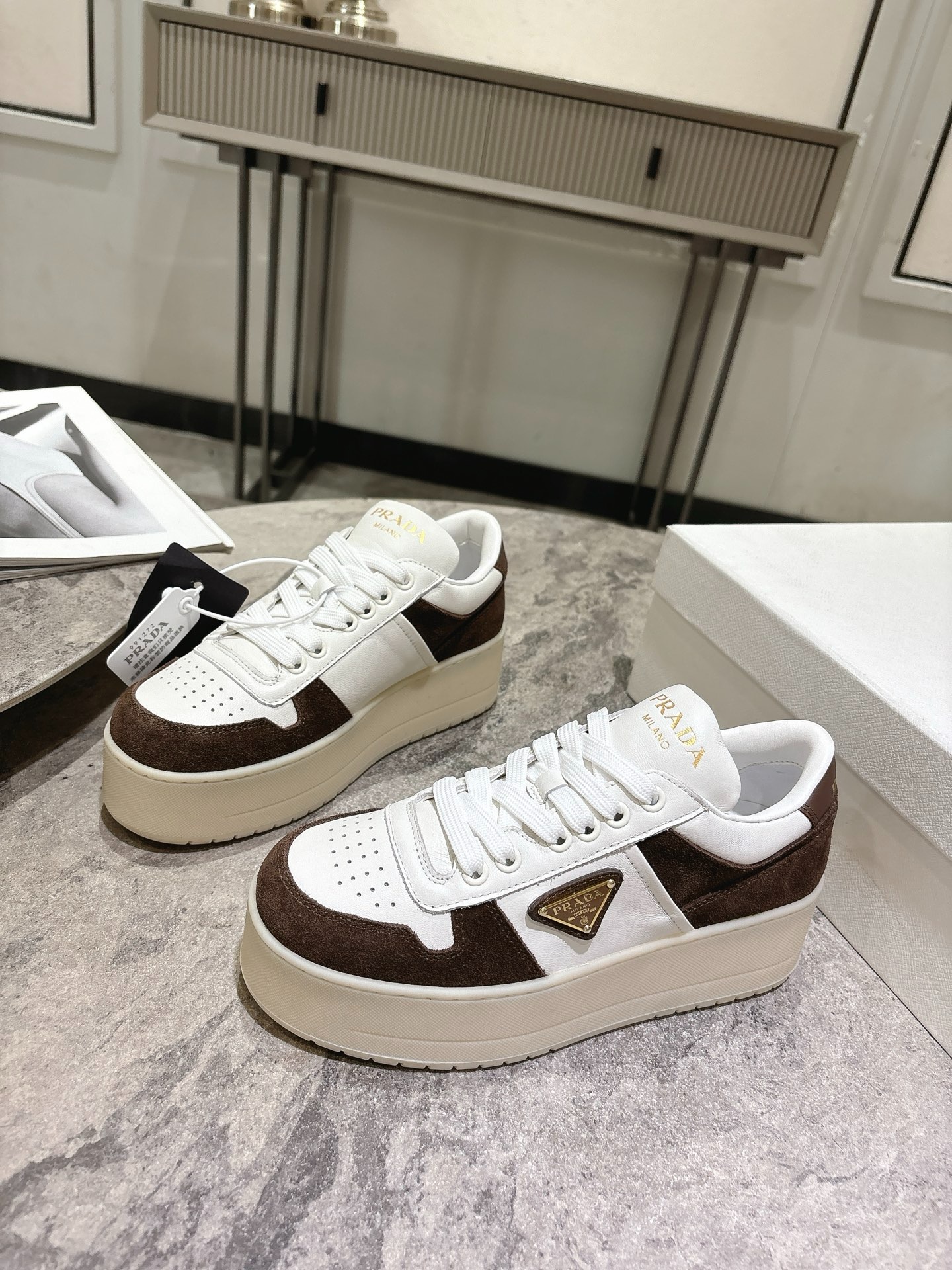 프라다 신상 삼각로고 스니커즈