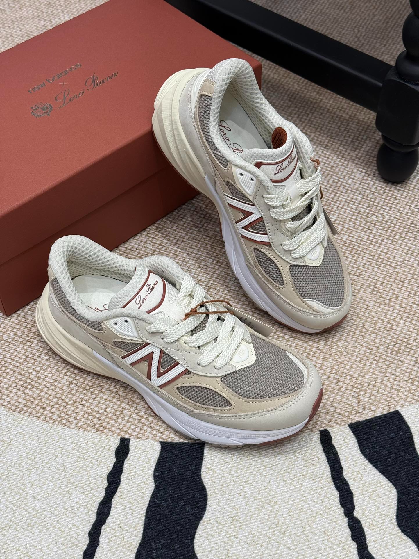 로로피아나 x 뉴*란스 콜라보 스니커즈