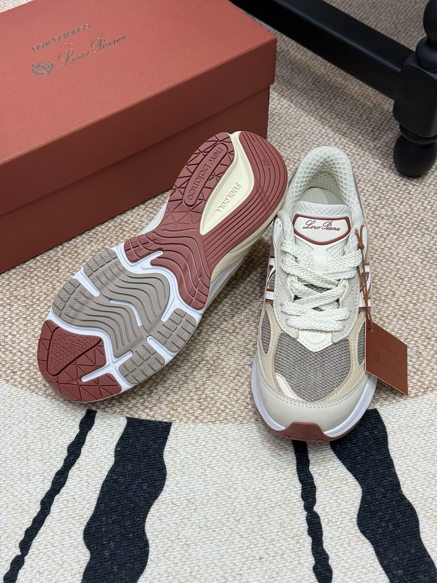 로로피아나 x 뉴*란스 콜라보 스니커즈