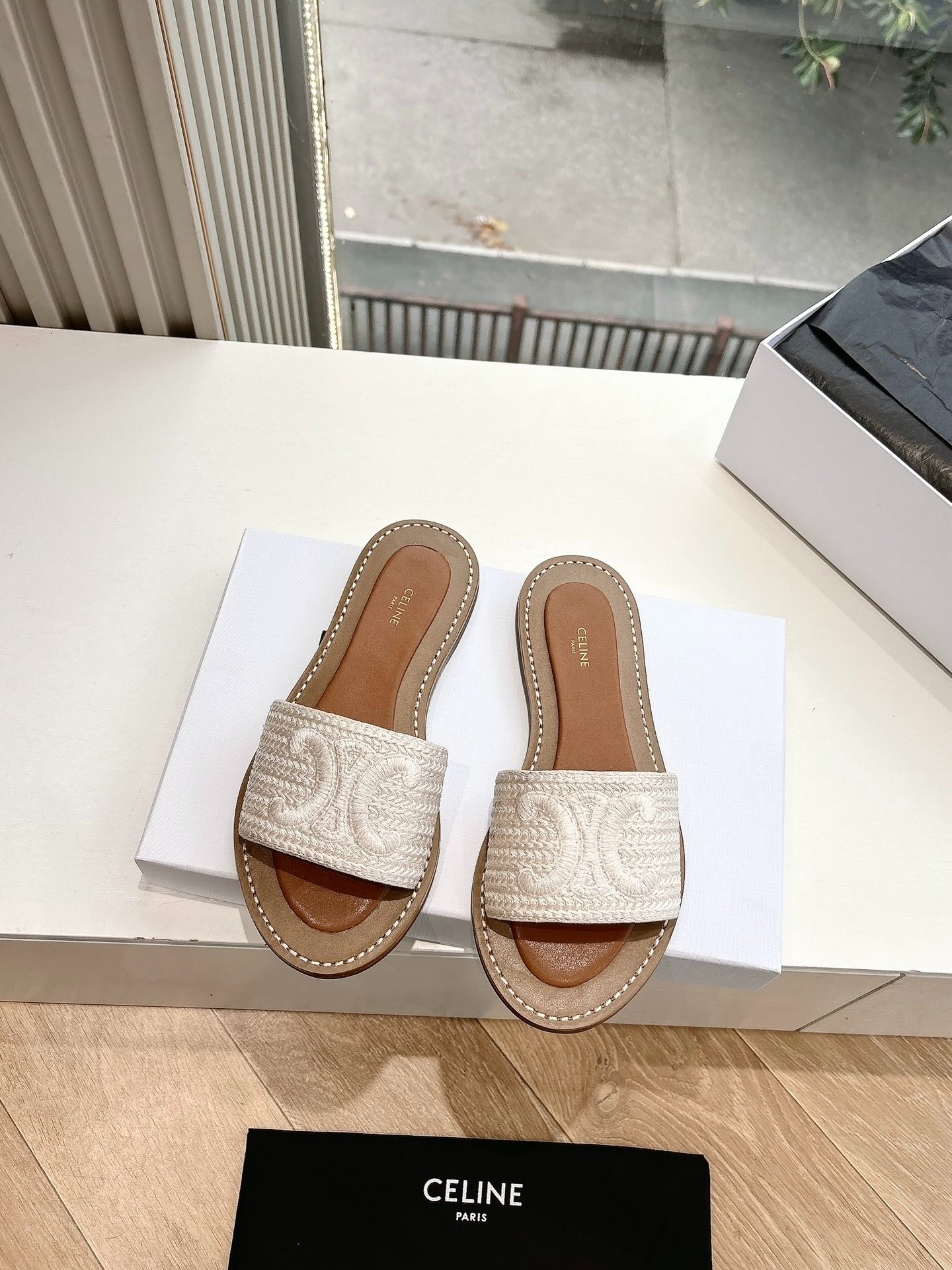 셀린느 신상 로고 슬리퍼
