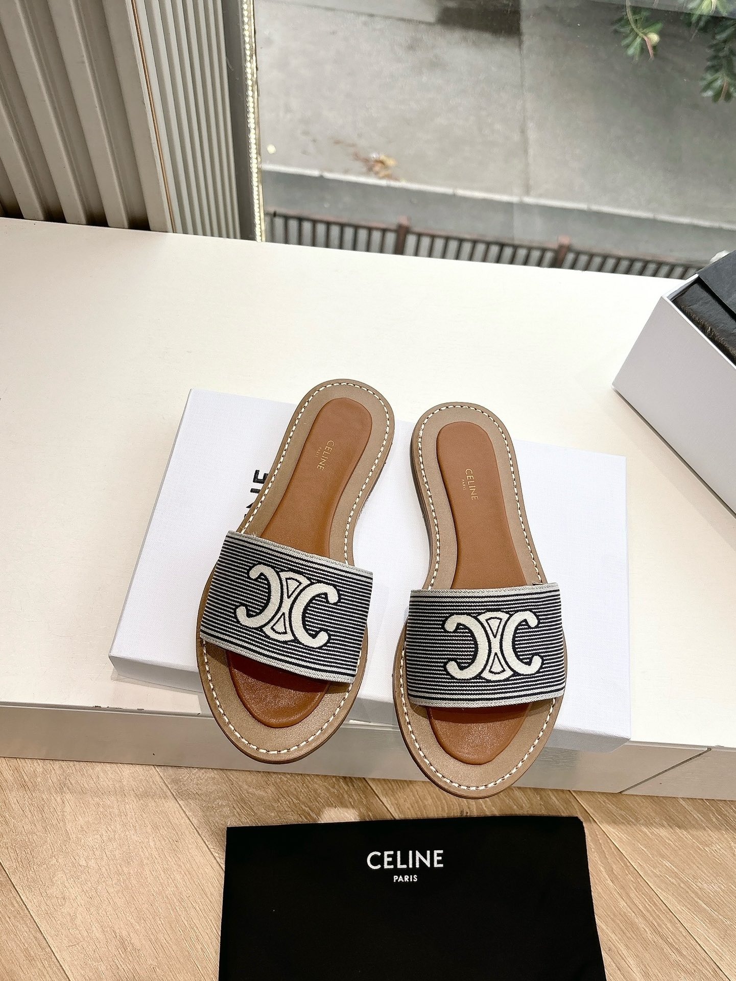 셀린느 신상 로고 슬리퍼