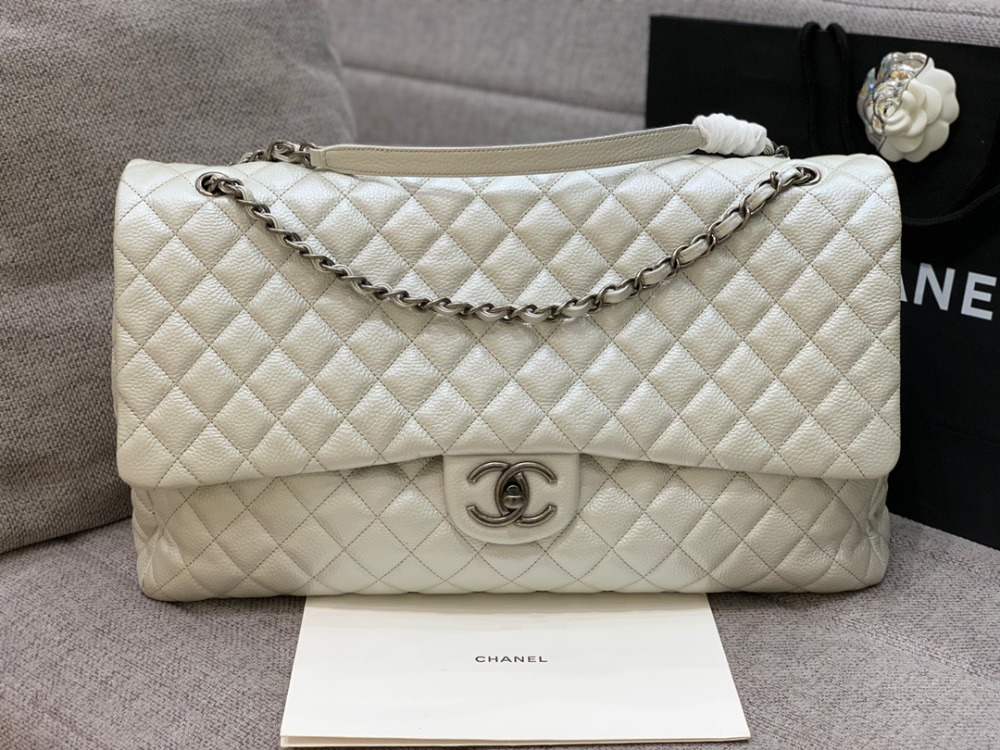 샤넬 클래식 XXL 트래블 플랩 백 