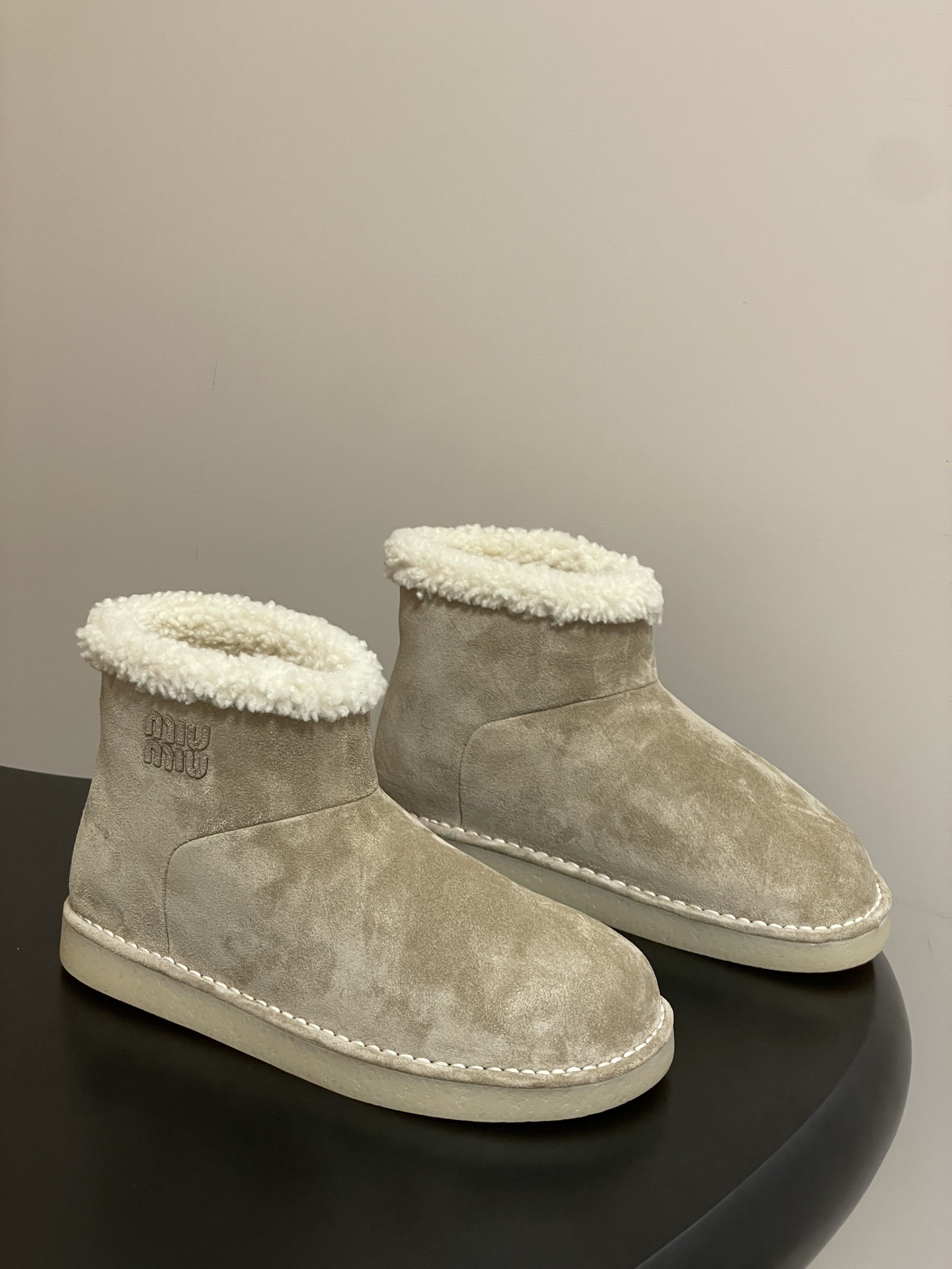 미우미우 신상 스웨이드 통굽 앵클부츠