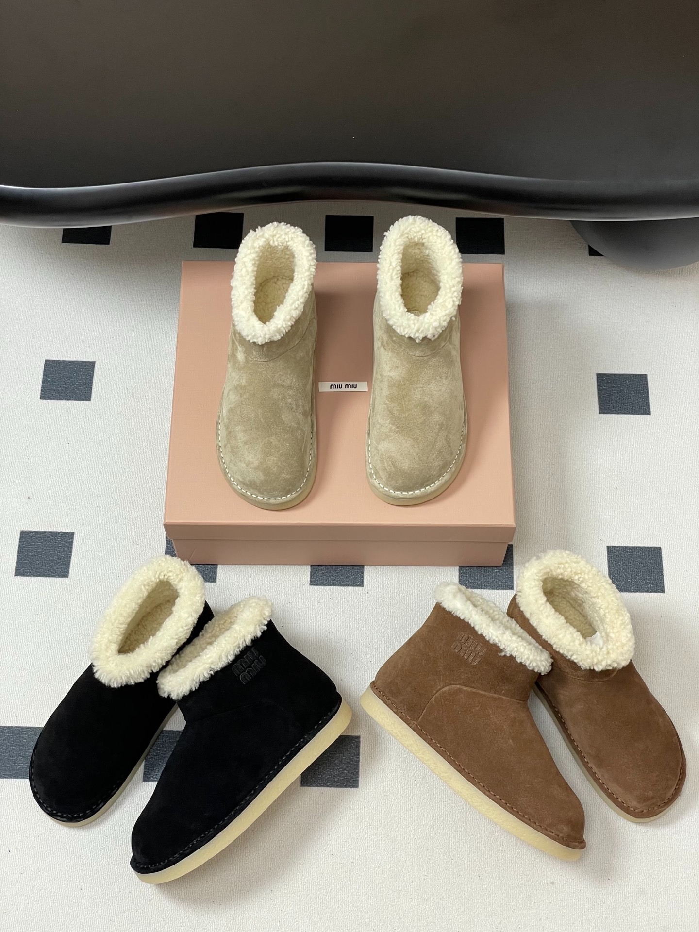 미우미우 신상 스웨이드 통굽 앵클부츠