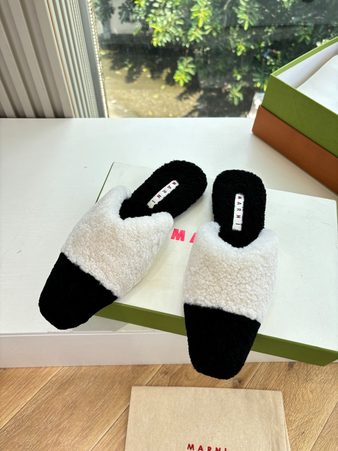 마르니 신상 배색 털 슬리퍼