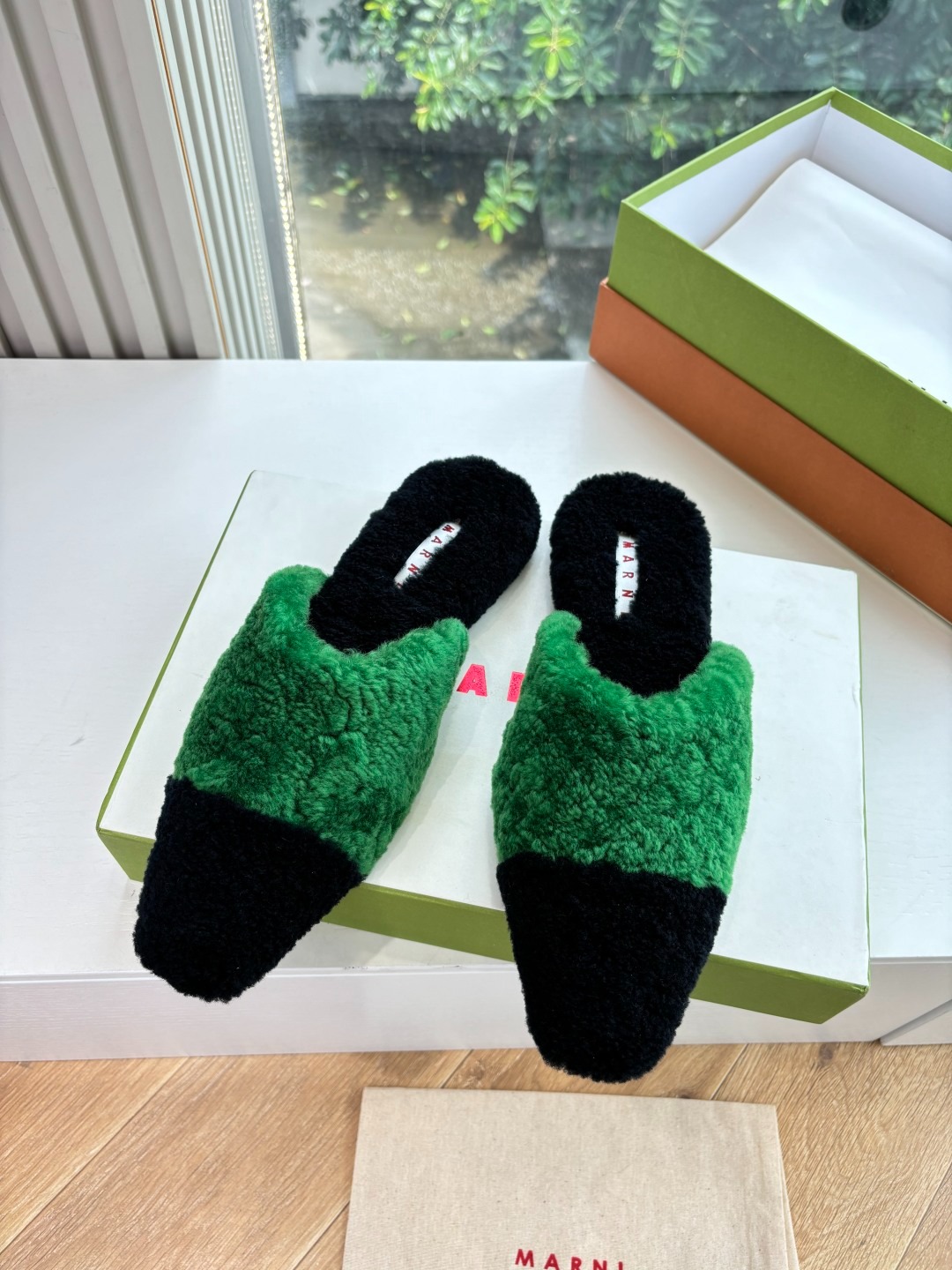 마르니 신상 배색 털 슬리퍼