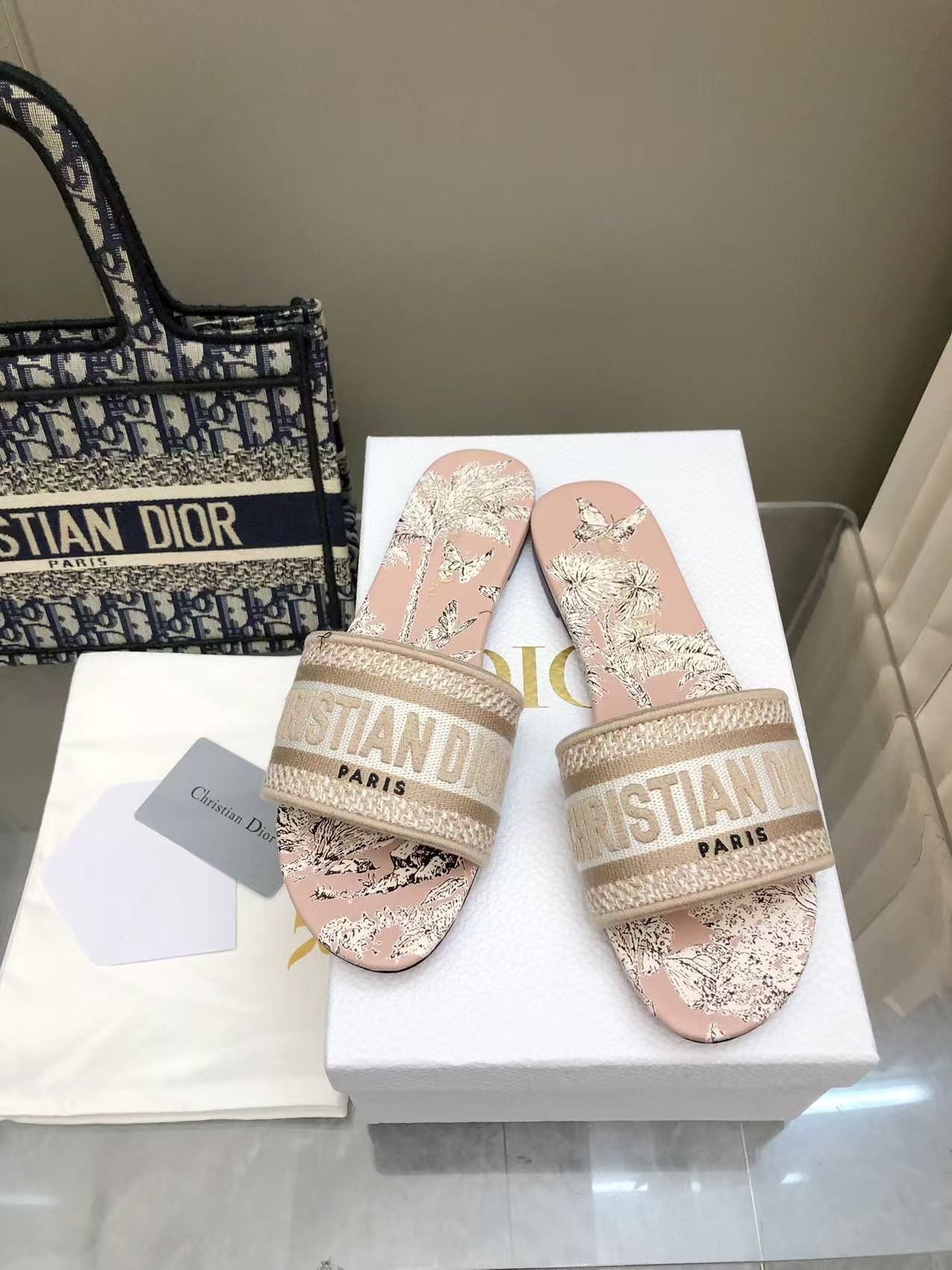 디올 25 봄여름 신상 올오버 자수 슬리퍼