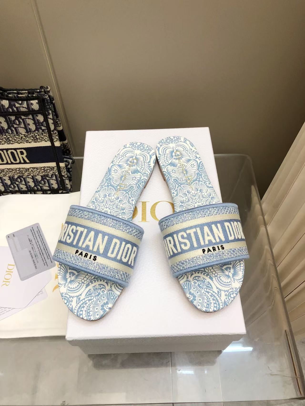 디올 25 봄여름 신상 올오버 자수 슬리퍼