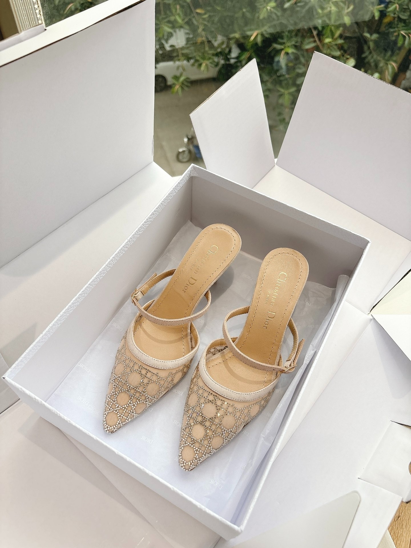 디올  2025 봄 신상 비치자수 슬리퍼