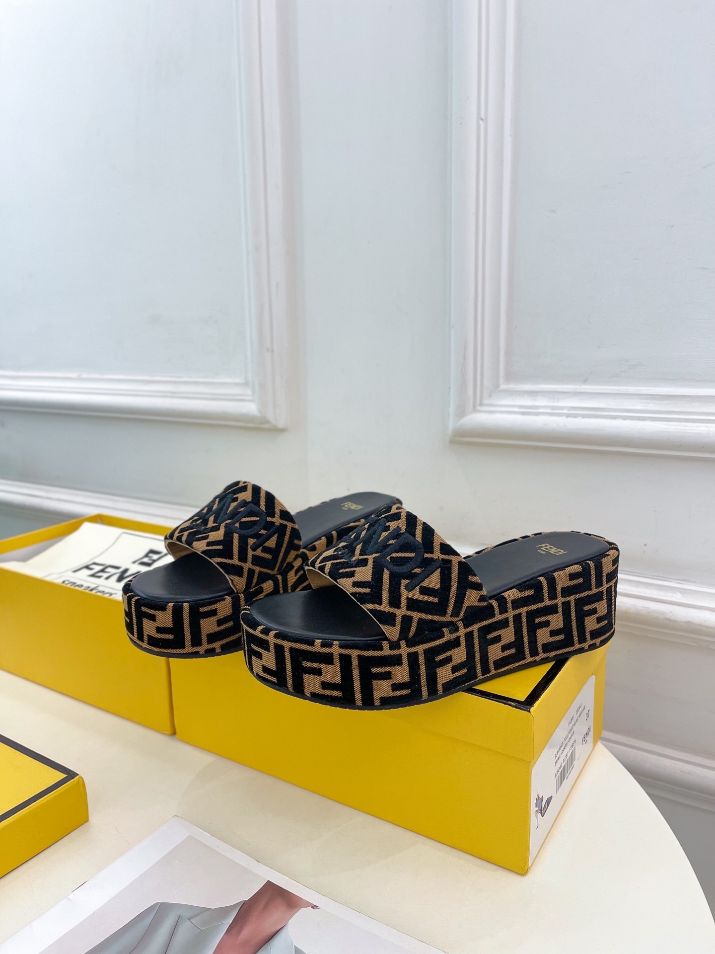 펜디 25 플랫폼 슬리퍼 라인