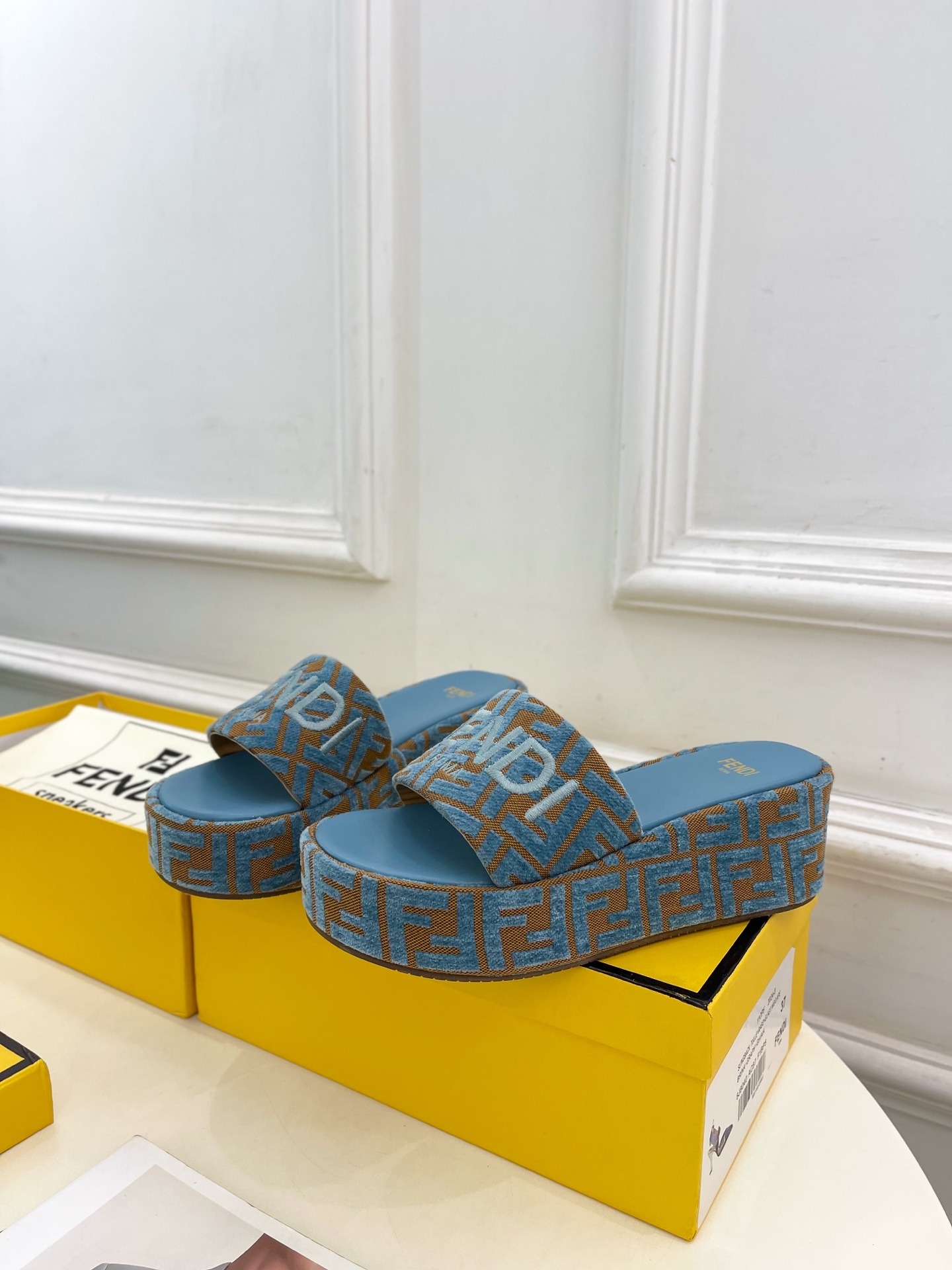 펜디 25 플랫폼 슬리퍼 라인