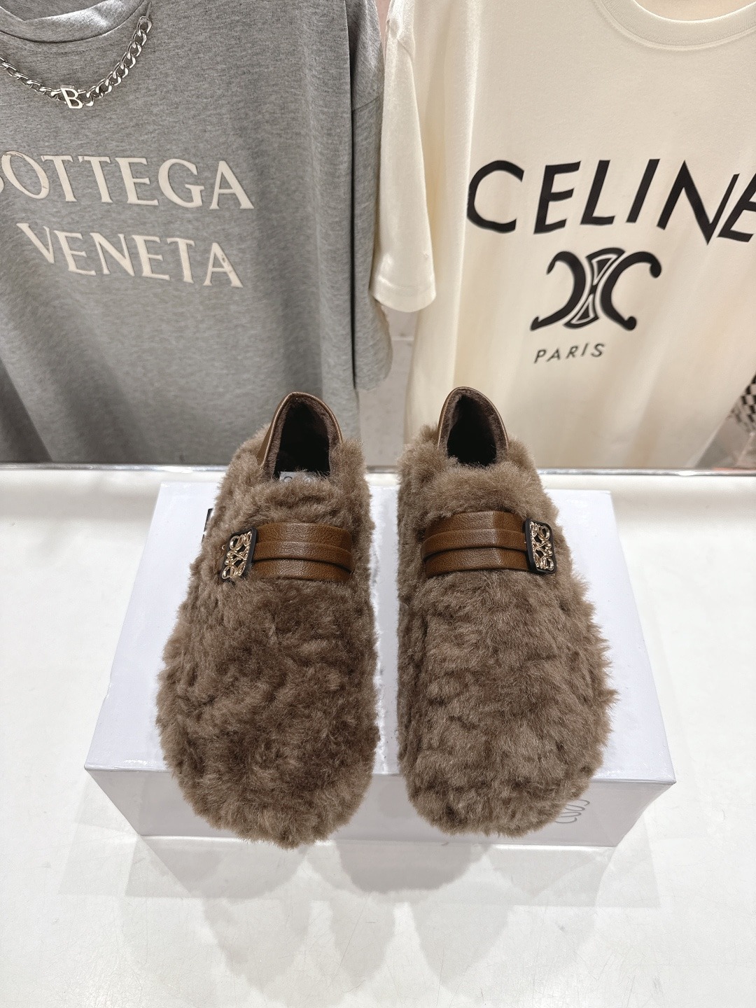 로에베 25ss 신상 퍼 플랫 슈즈