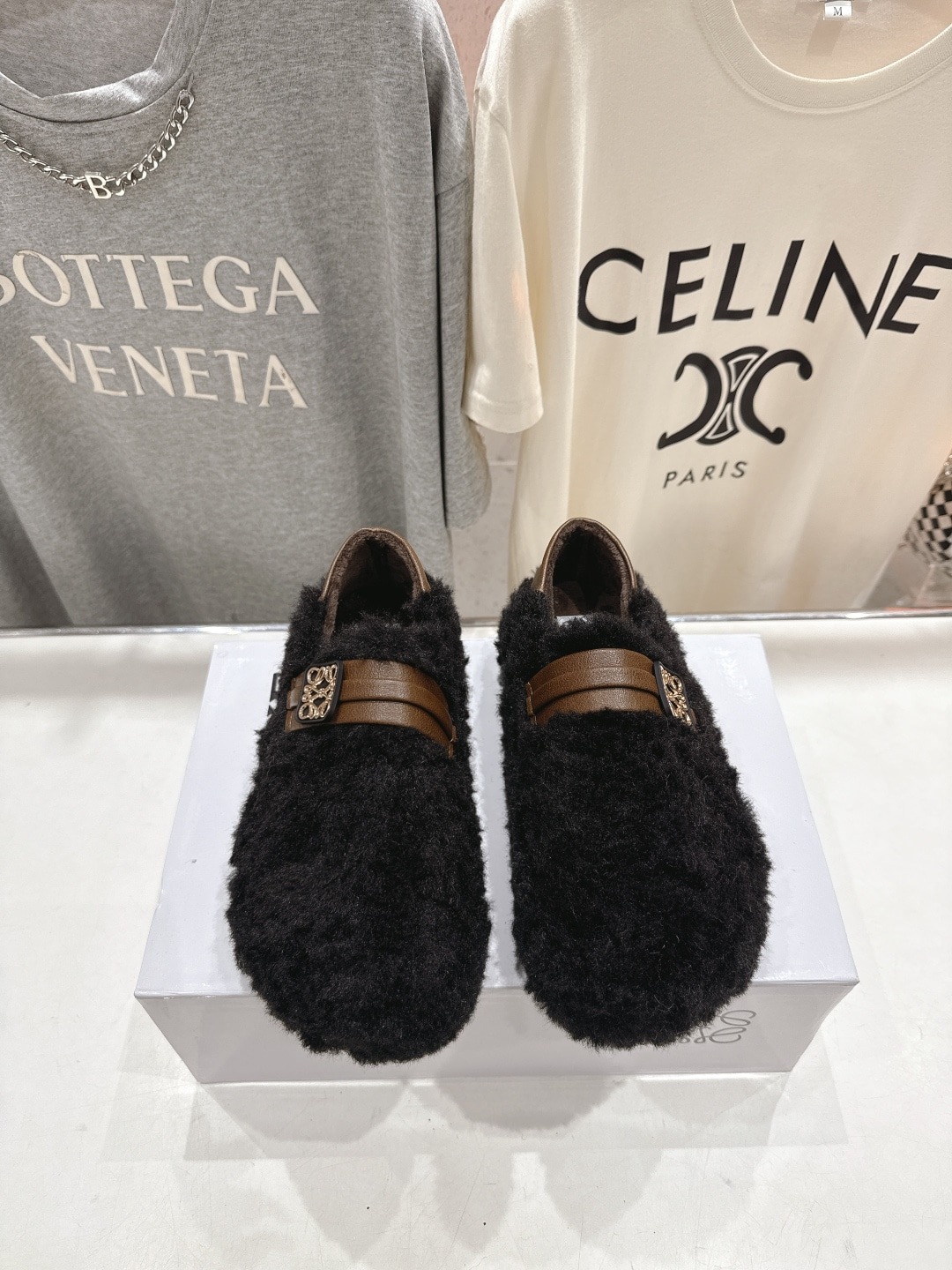 로에베 25ss 신상 퍼 플랫 슈즈