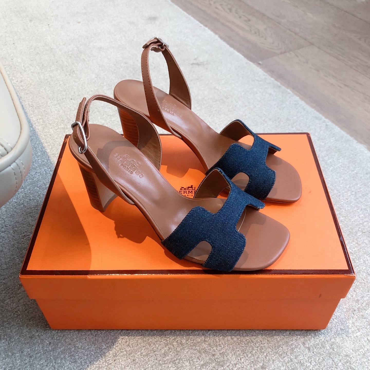 에르메스 25 산토리니 샌들