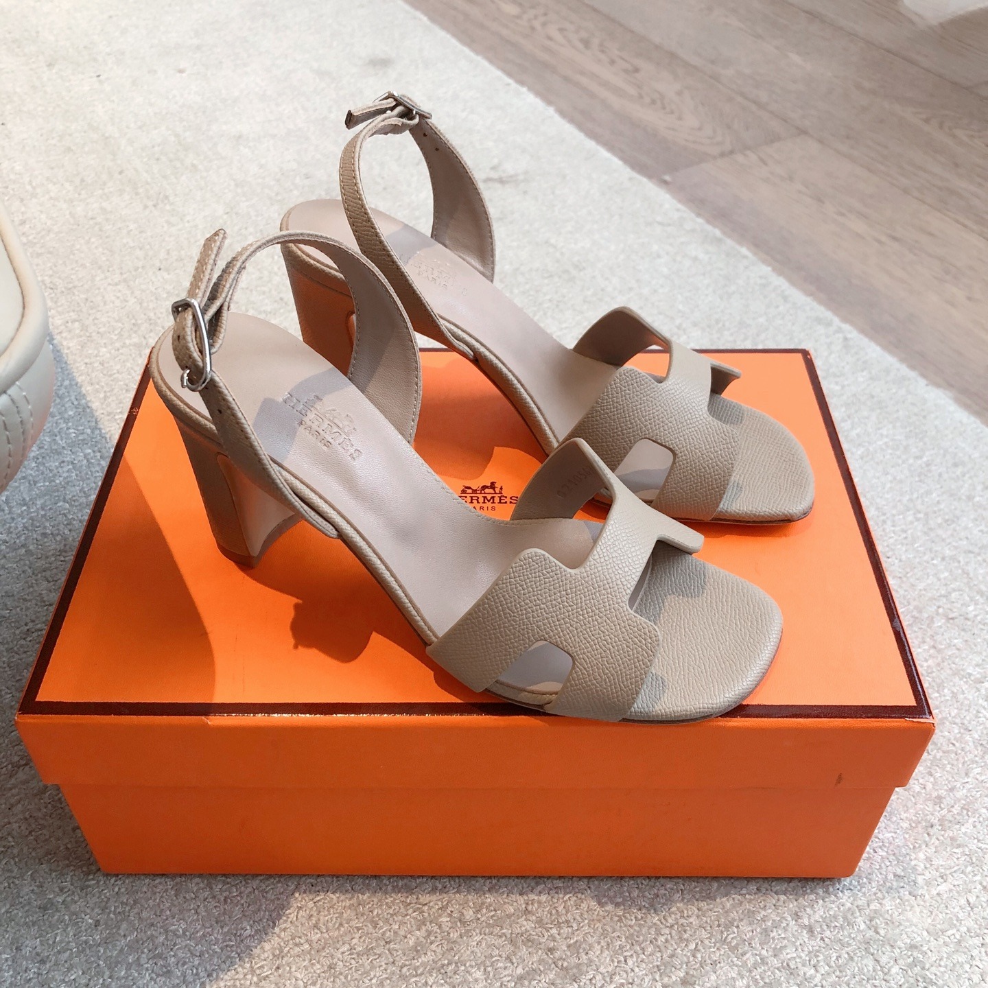 에르메스 25 산토리니 샌들
