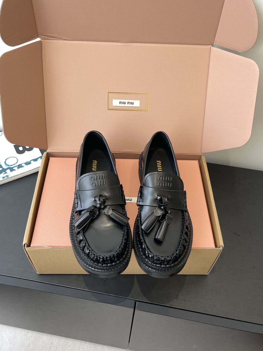 미우미우 25FW 신상 태슬 로퍼