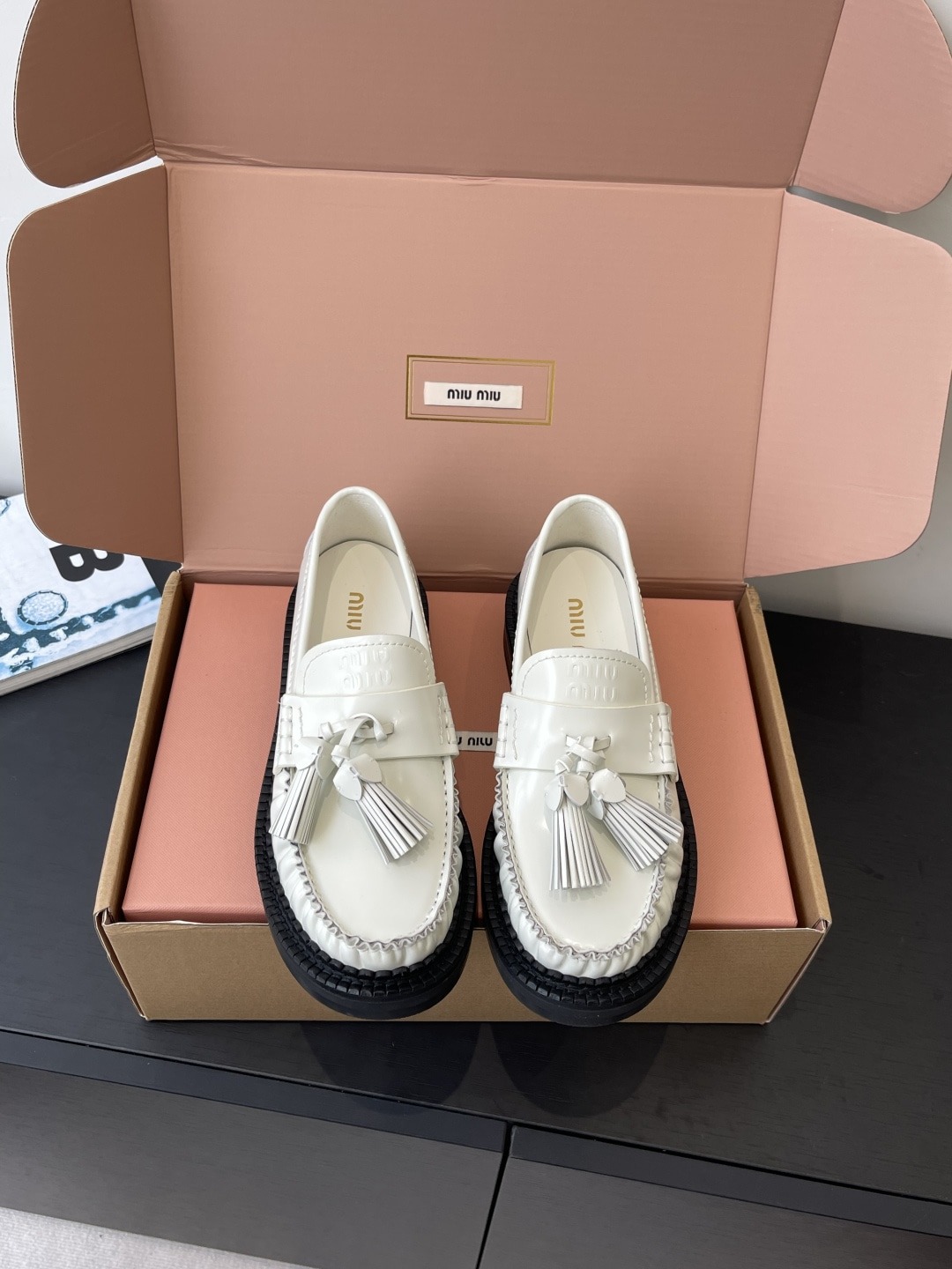 미우미우 25FW 신상 태슬 로퍼