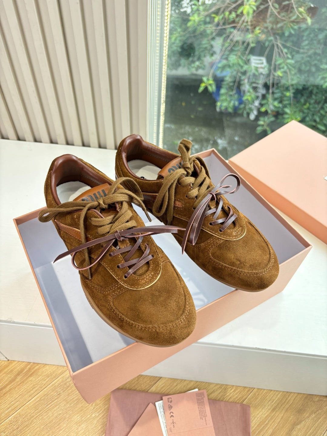 미우미우 x 뉴* 콜라보 스니커즈