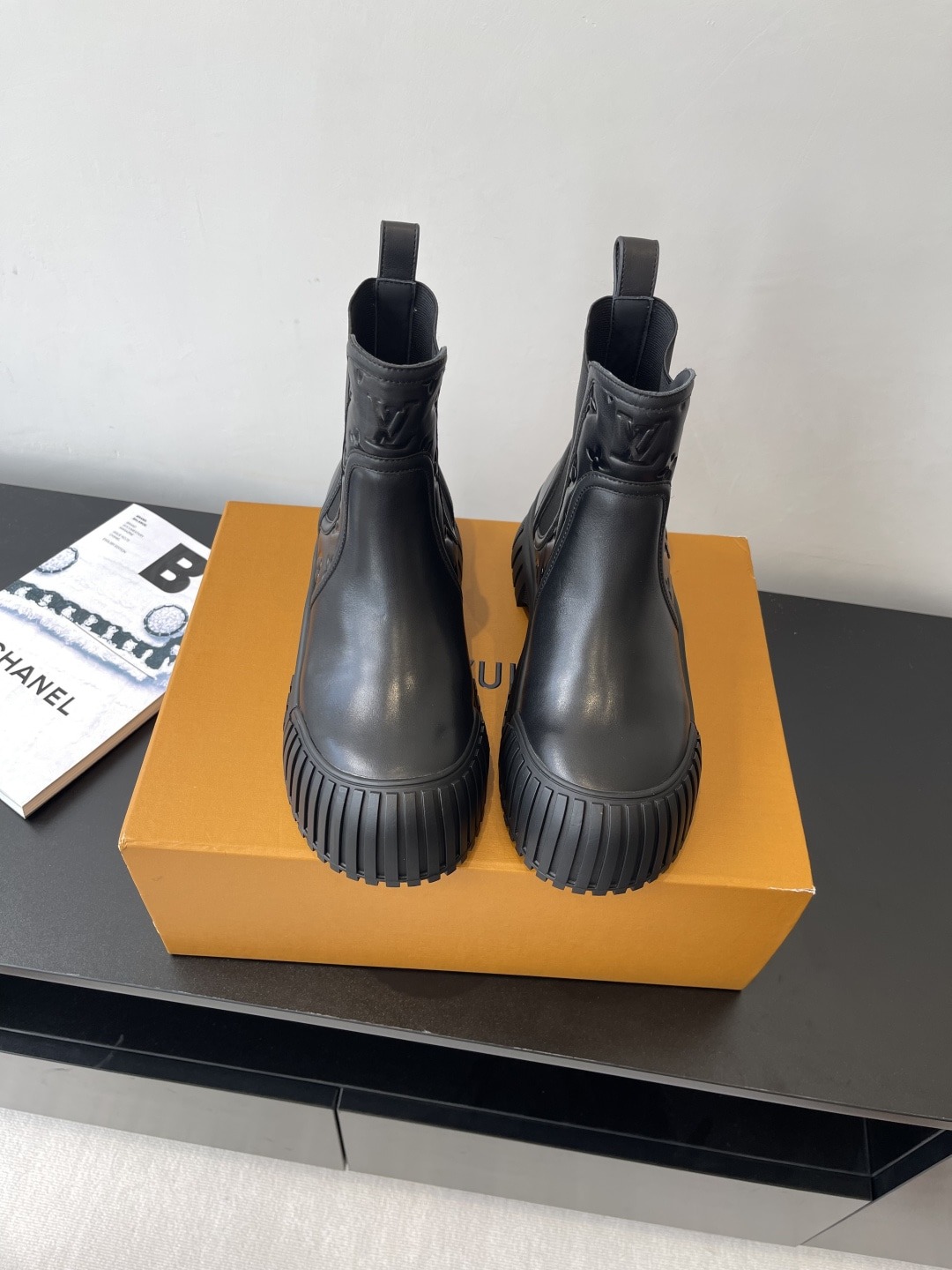 루이비통 플랫 첼시 앵클부츠