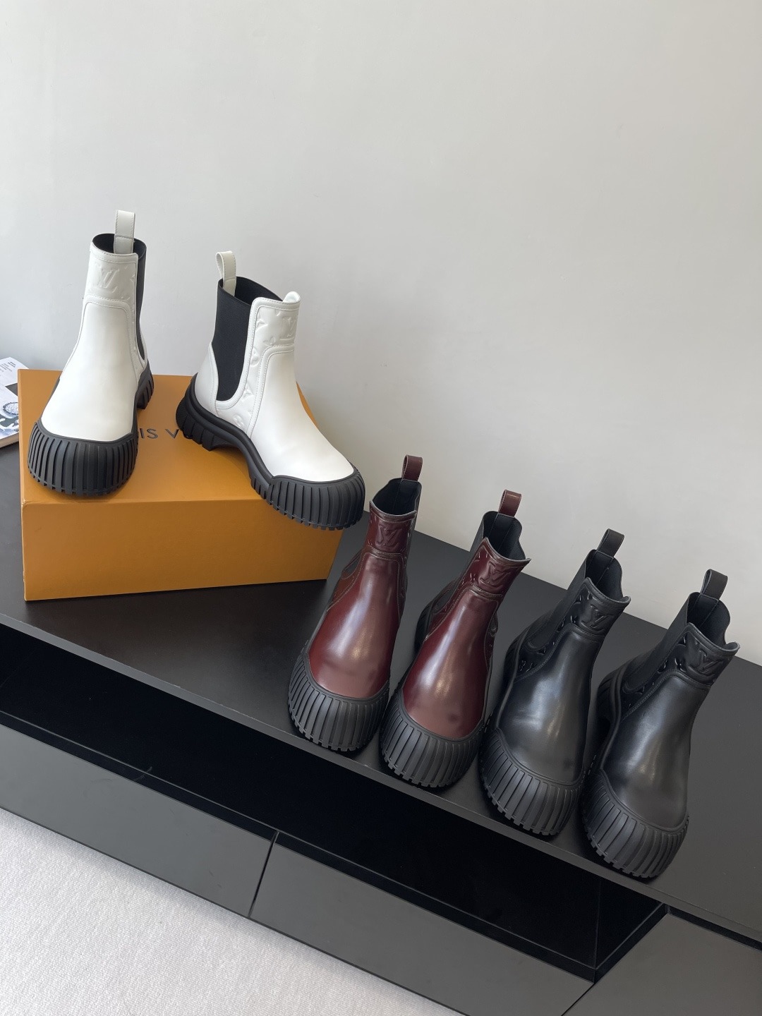 루이비통 플랫 첼시 앵클부츠