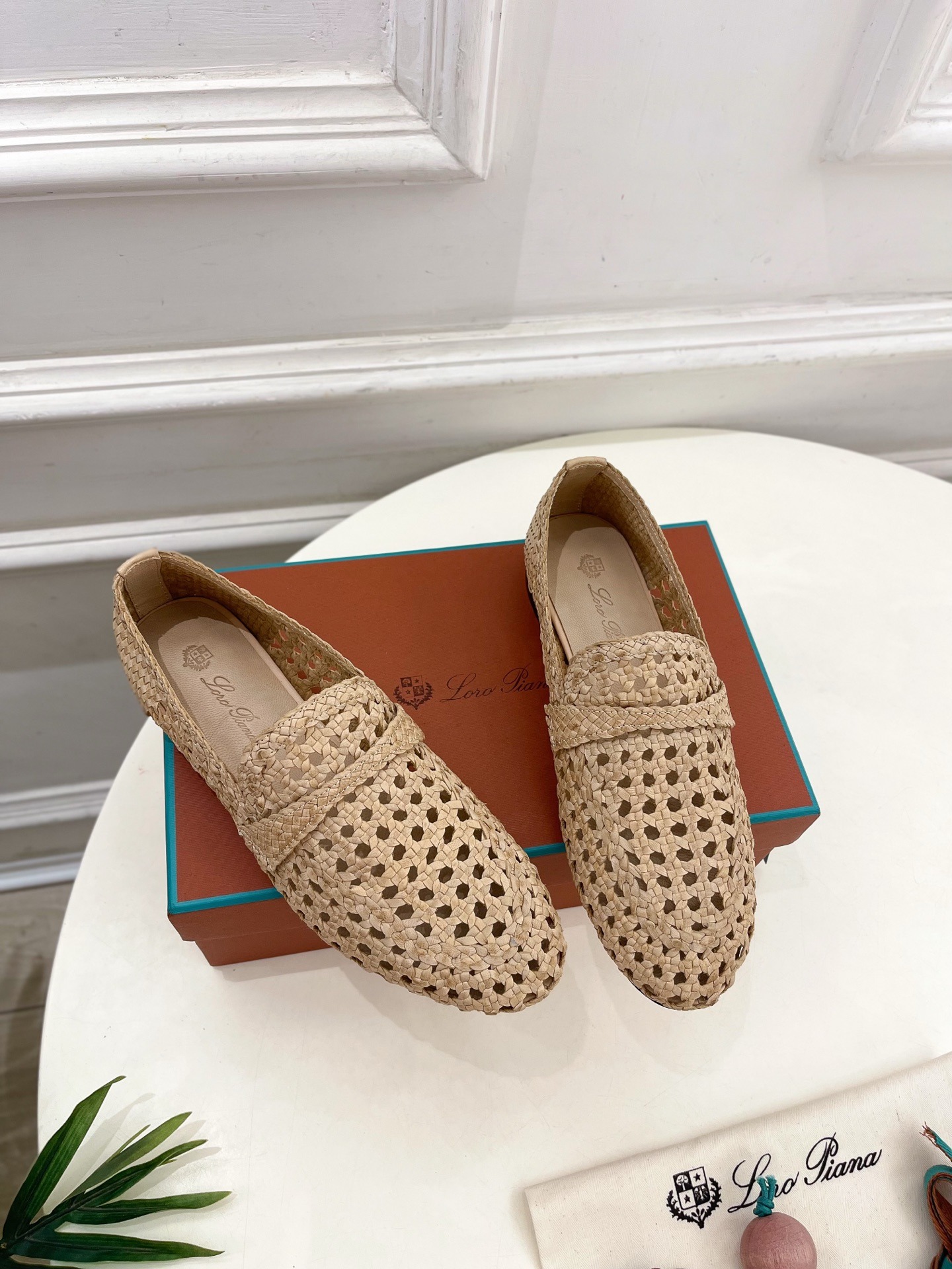 로로피아나 2025 봄여름 신상 레온 펀칭 로퍼