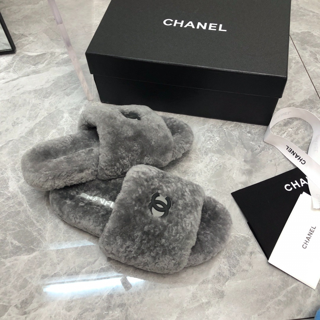샤넬 신상 레터링 털 슬리퍼