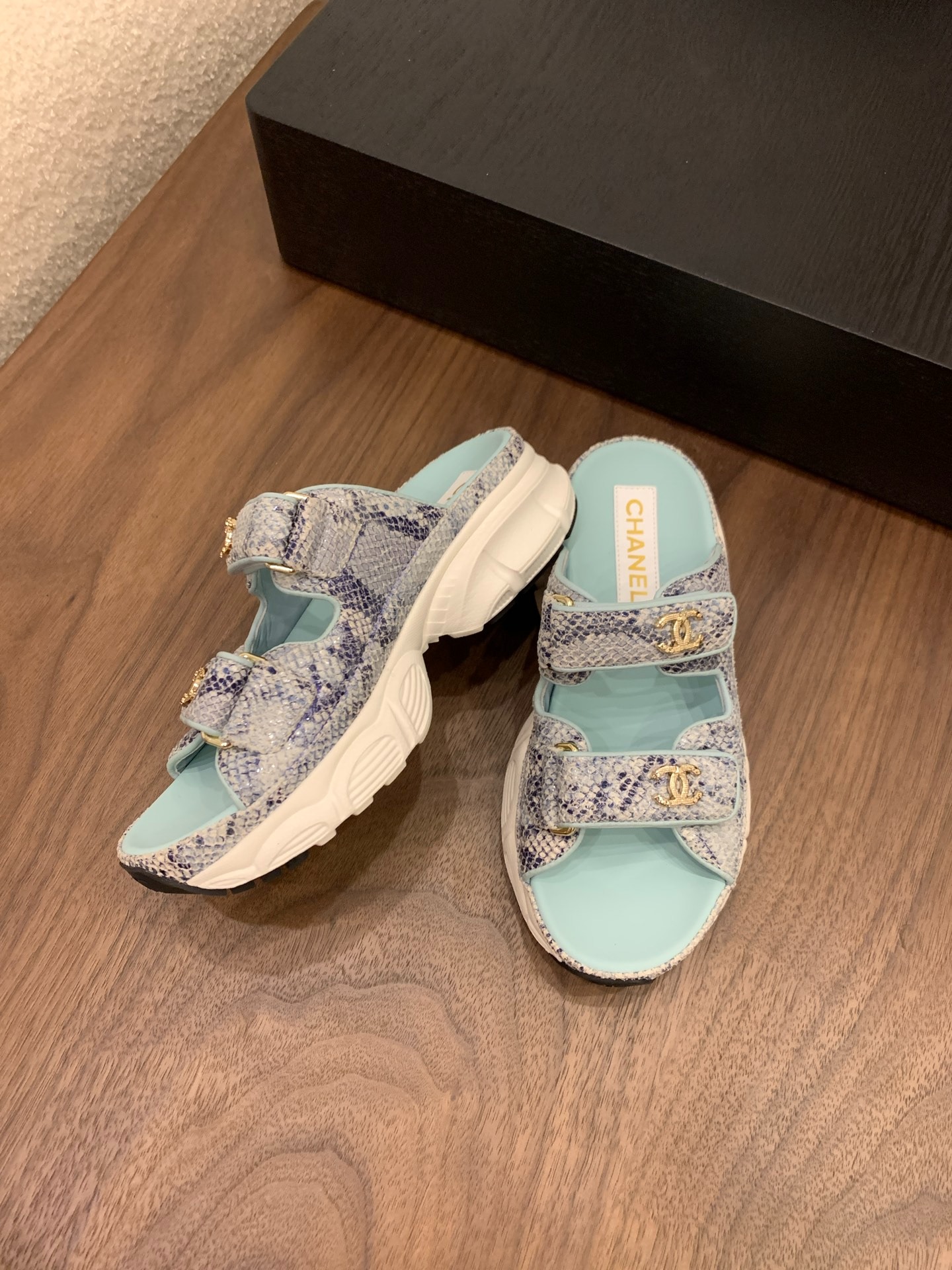 샤넬 25C 신상 통굽 벨크로 슬리퍼