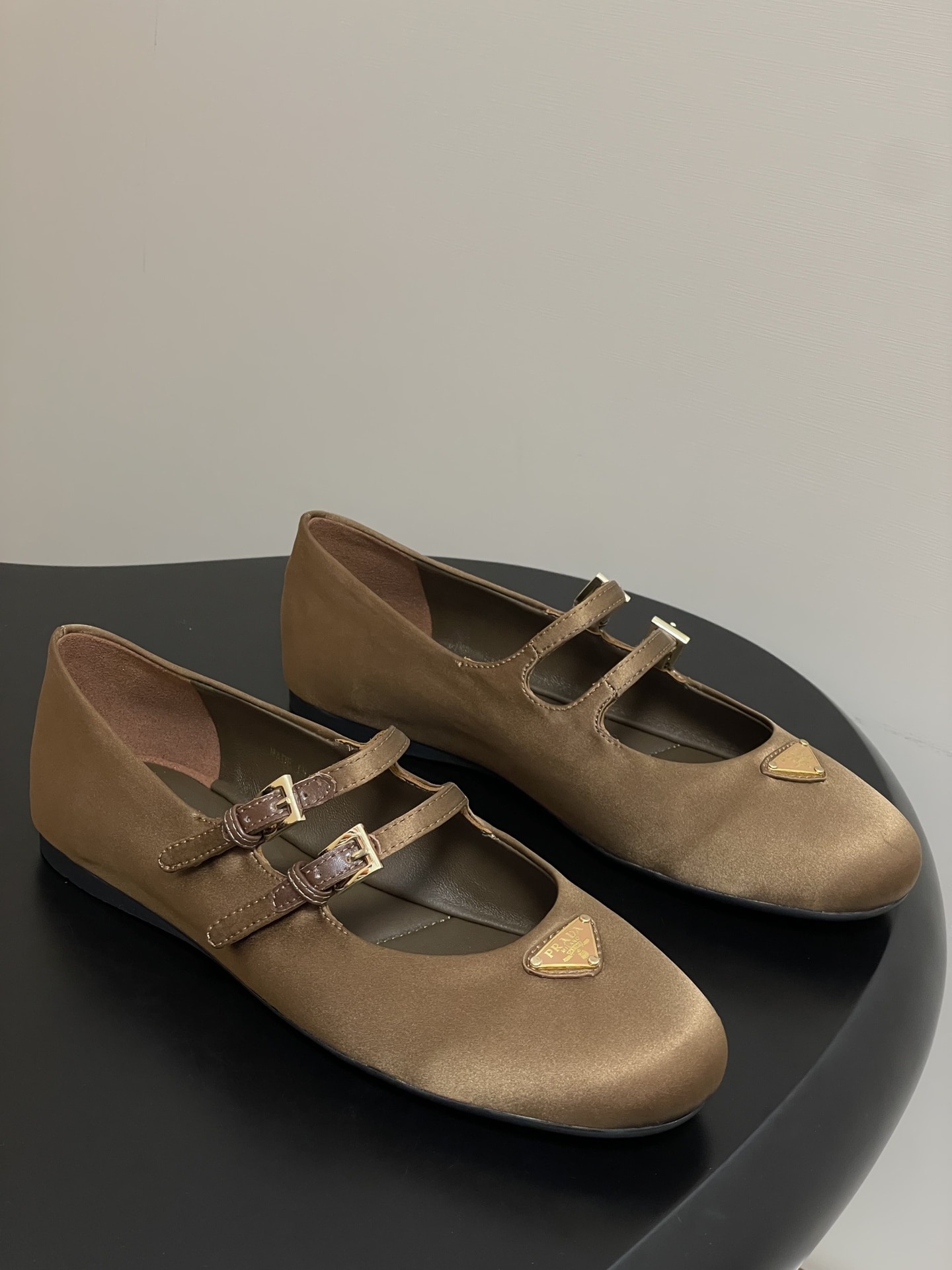 프라다 실크 새틴 발레 메리제인 플랫