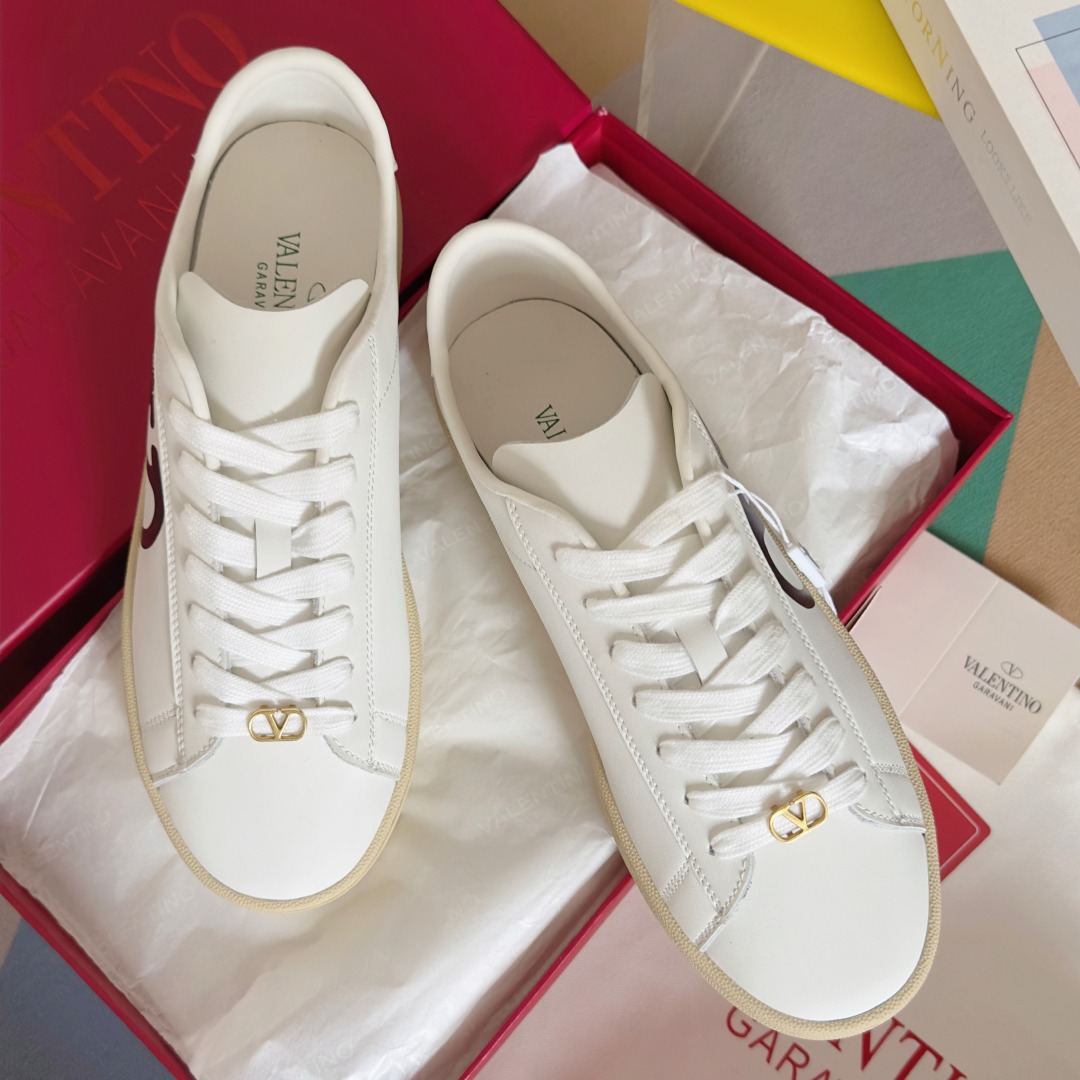 발렌티노 로이코 스니커즈
