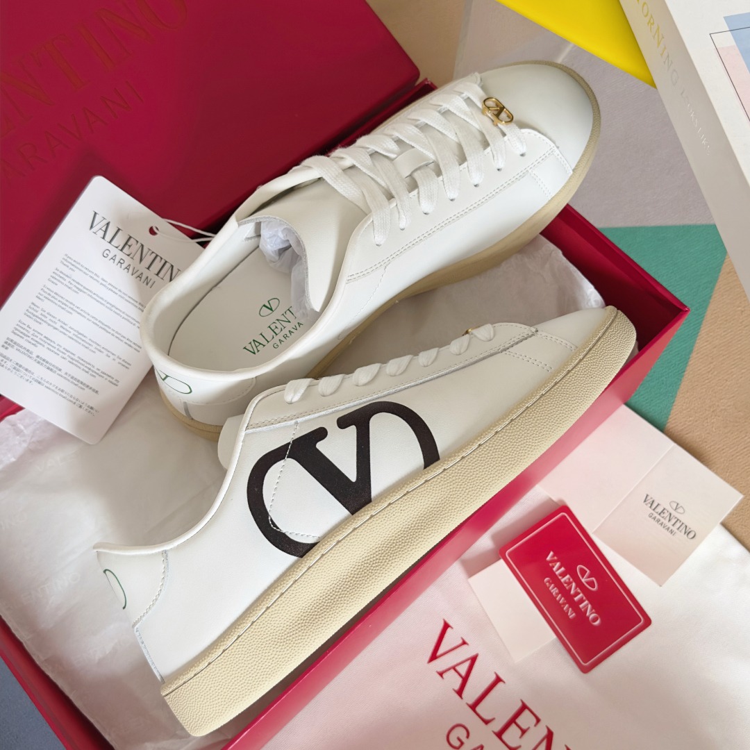발렌티노 로이코 스니커즈